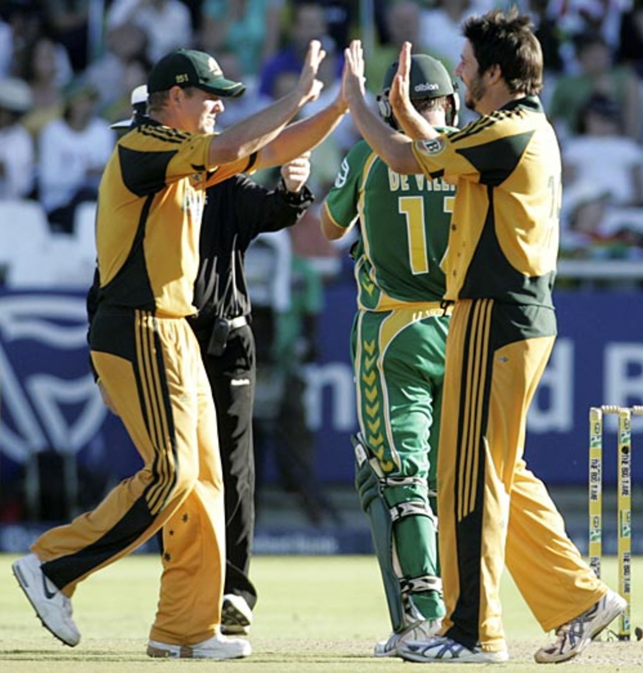 Brett Geeves celebrates Jacques Kallis' wicket, South Africa v Australia, 3rd ODI, Newlands, Cape Town, April 9, 2009