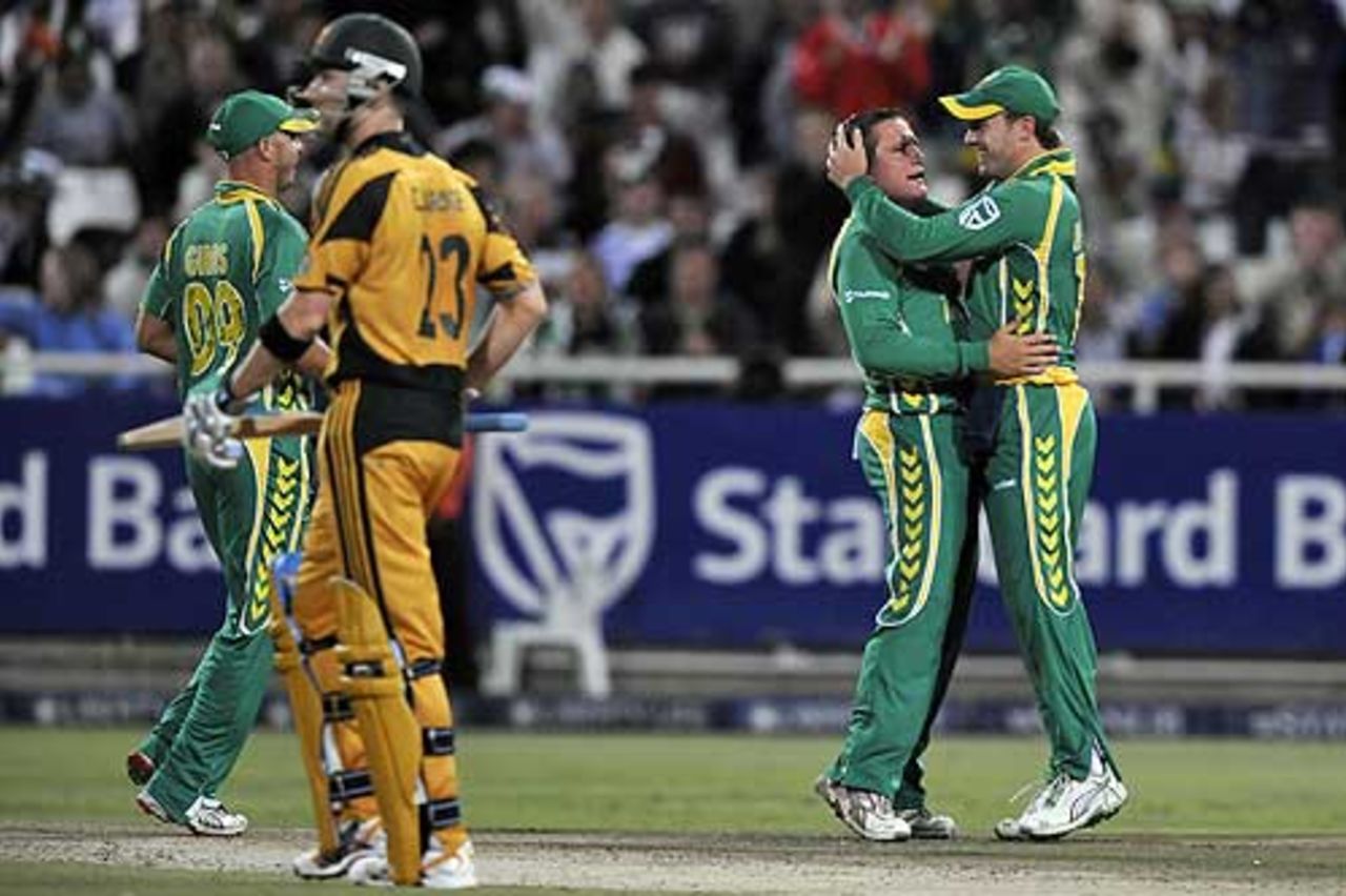 Roelof van der Merwe is congratulated after dismissing Michael Clarke, South Africa v Australia, 3rd ODI, Newlands, Cape Town, April 9, 2009