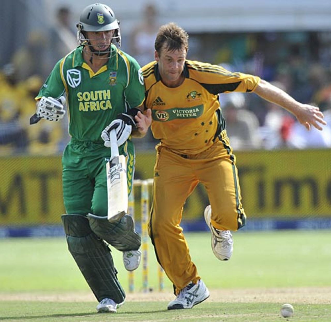 Shane Harwood rushes to the ball, South Africa v Australia, 4th ODI, Port Elizabeth, April 13, 2009
