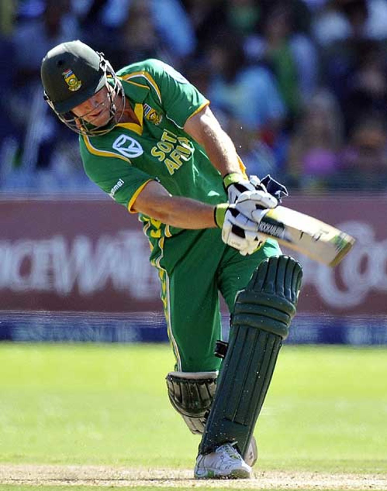 AB de Villiers gives Nathan Hauritz the charge, South Africa v Australia, 4th ODI, Port Elizabeth, April 13, 2009