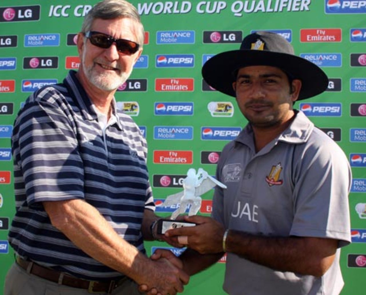 UAE's Fayyaz Ahmed collects his Man-of-the-Match award, Ireland v UAE, ICC World Cup Qualifiers, Super Eights, Johannesburg, April 13, 2009