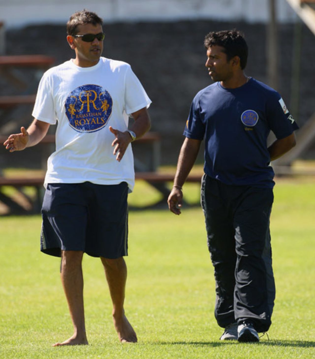 Manoj Badale talks to Swapnil Asnodkar at a Rajasthan Royals practice session, Cape Town, April 15, 2009