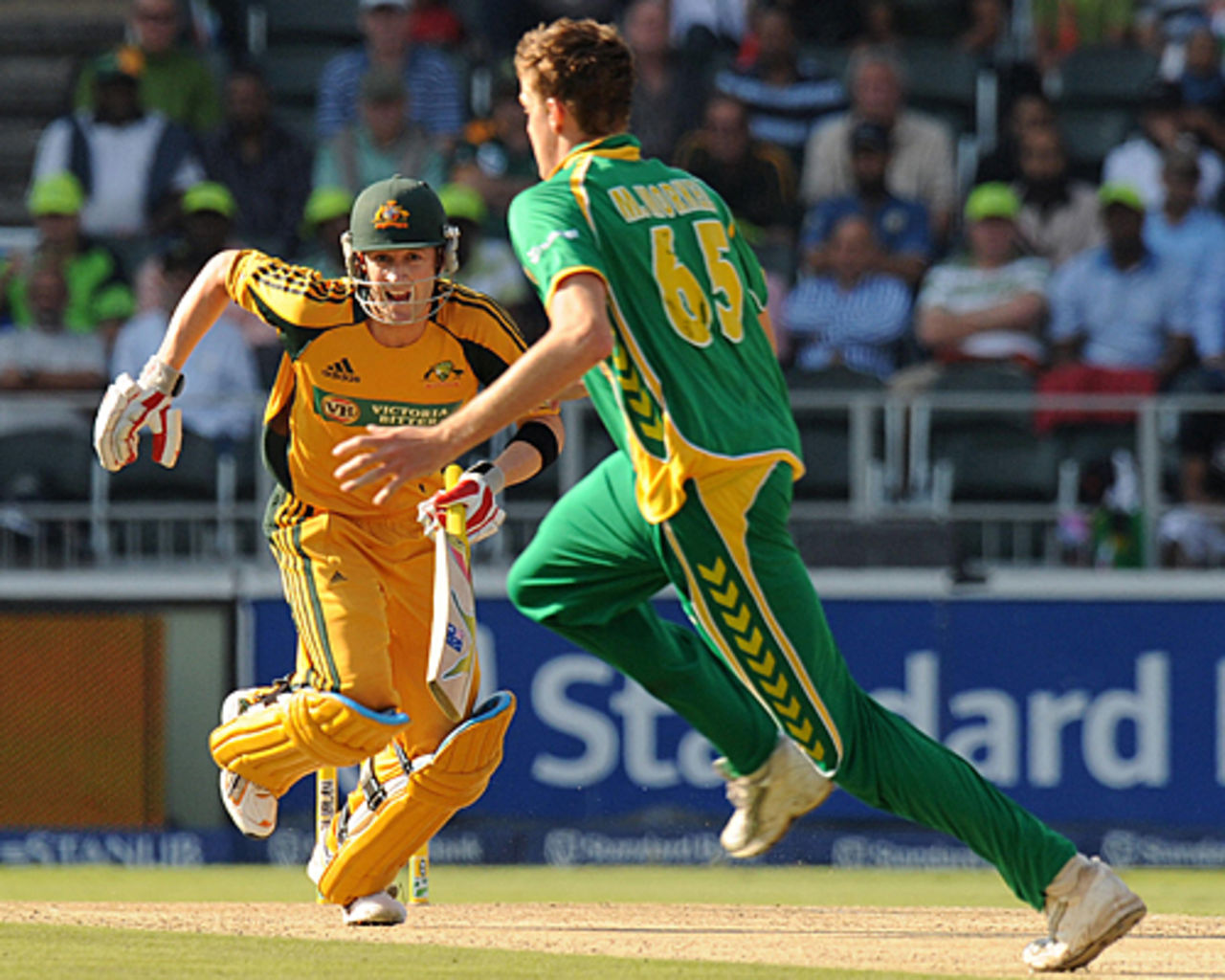 Michael Clarke darts off for a quick single, South Africa v Australia, 5th ODI, Johannesburg, April 17, 2009