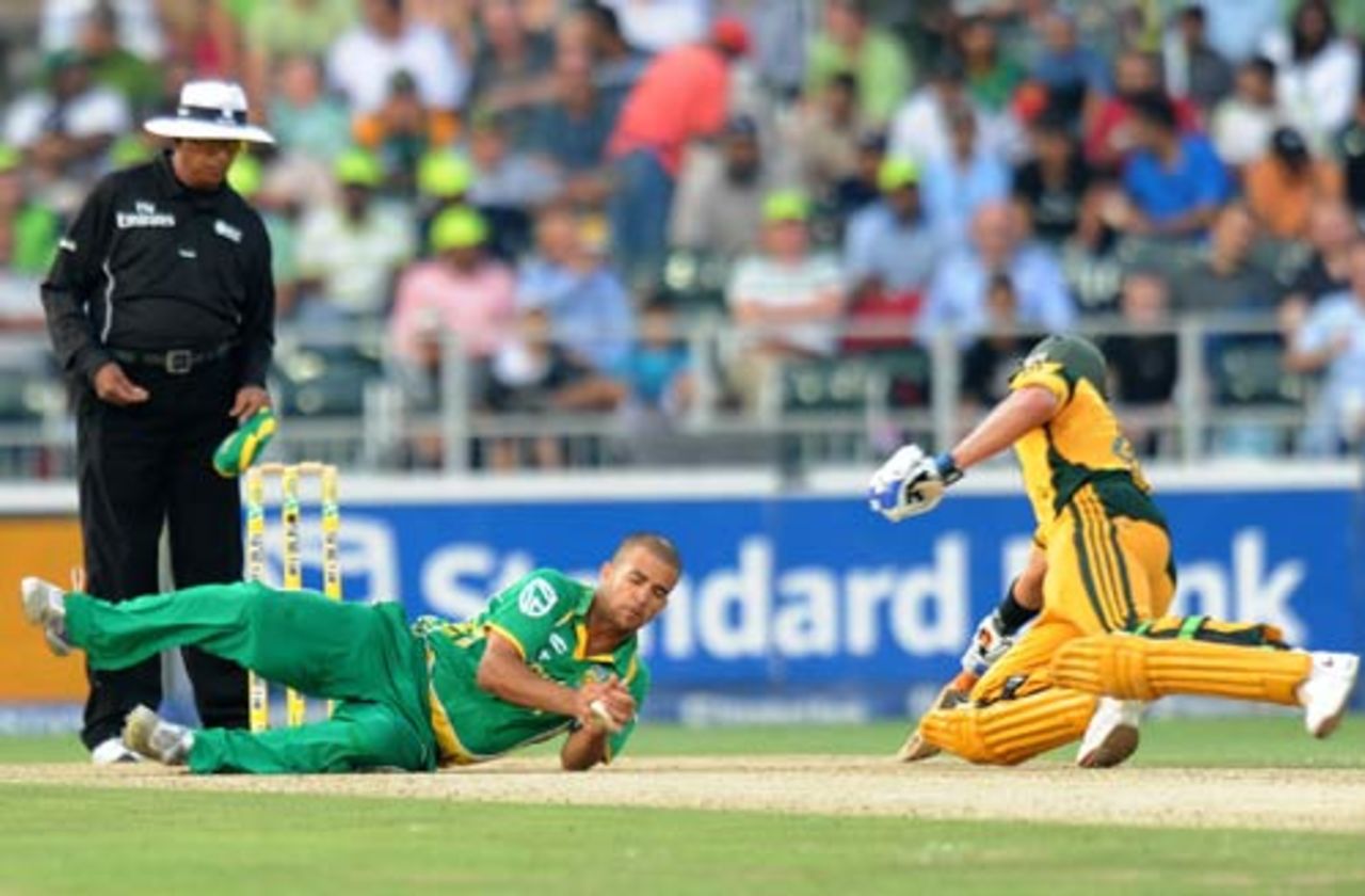 Jean-Paul Duminy takes a diving catch to get rid of Mitchell Johnson, South Africa v Australia, 5th ODI, Johannesburg, April 17, 2009
