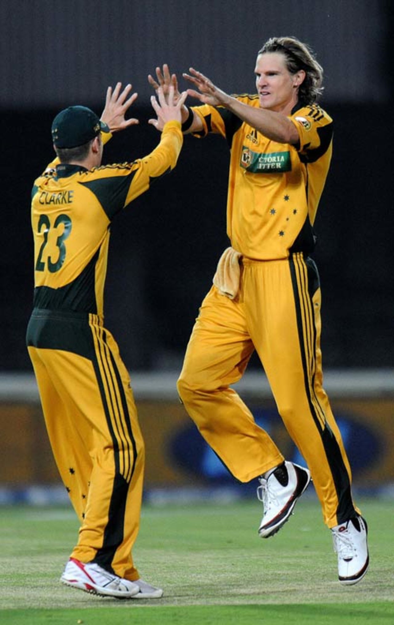 Nathan Bracken and Michael Clarke celebrate the wicket of Graeme Smith, South Africa v Australia, 5th ODI, Johannesburg, April 17, 2009