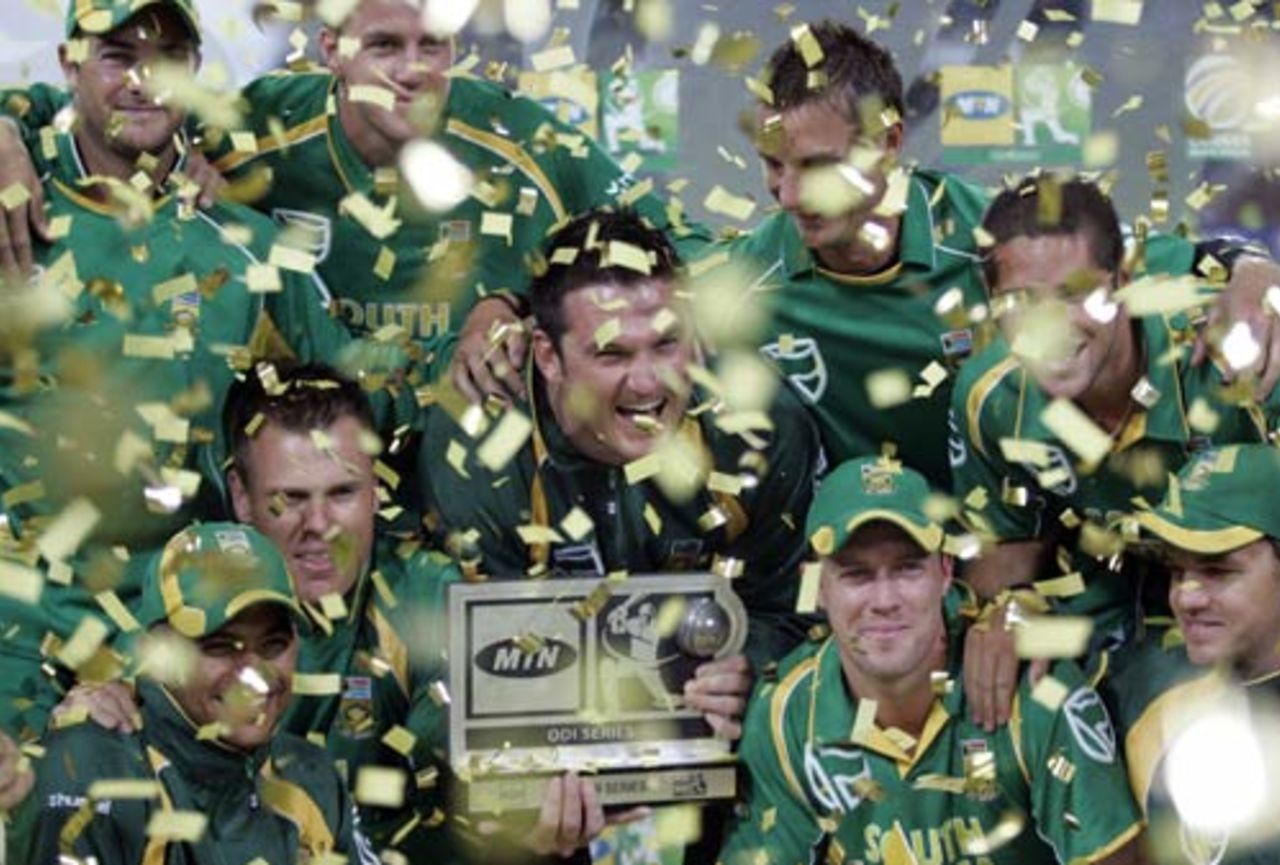 The South African team with the series trophy, South Africa v Australia, 5th ODI, Johannesburg, April 17, 2009