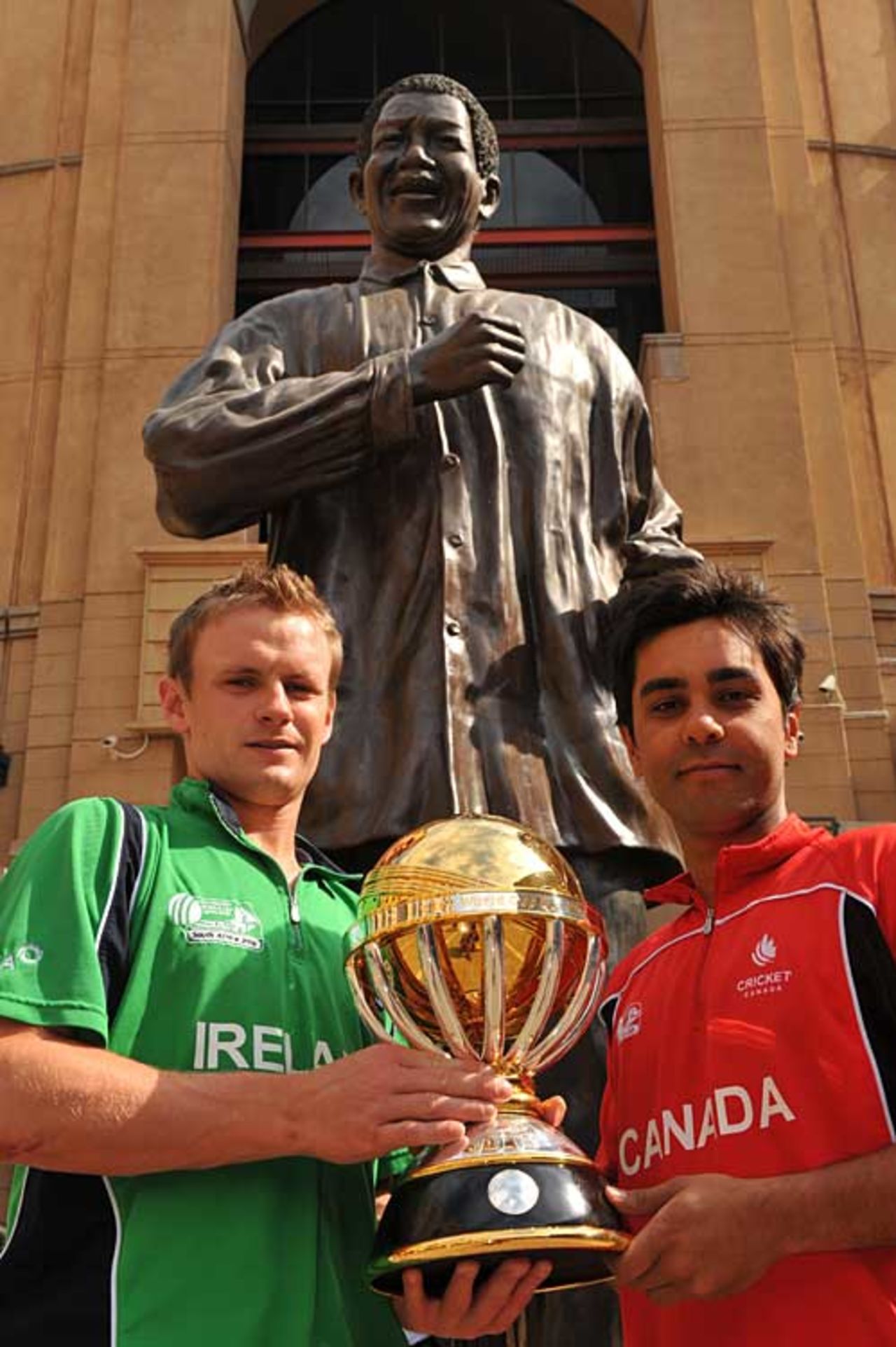 William Porterfield and Ashish Bagai with the ICC World Cup Qualifiers Trophy ahead of Sunday's final, Johannesburg, April 18, 2009