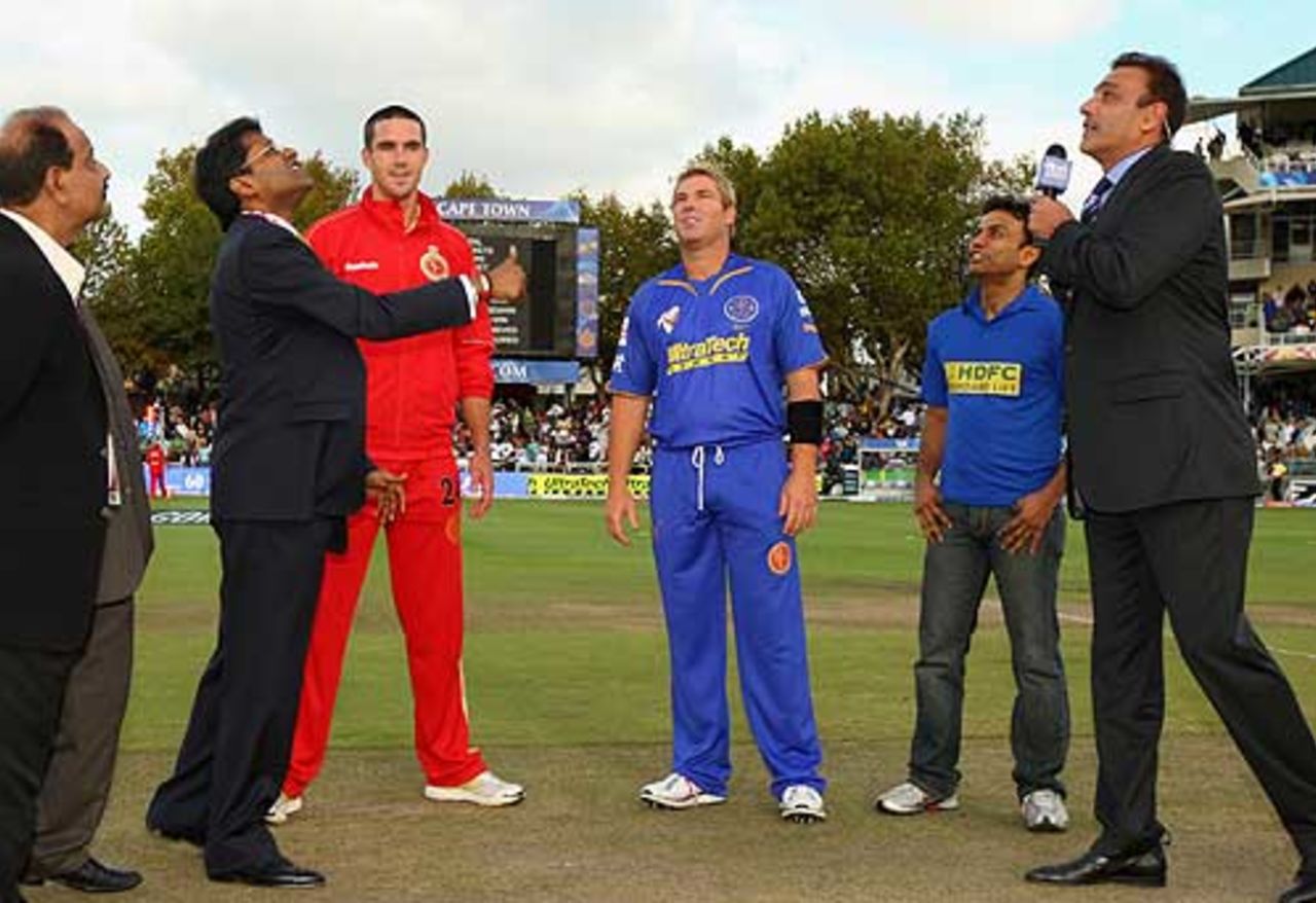 Lalit Modi flips, Kevin Pietersen and Shane Warne look on, Bangalore Royal Challenger v Rajasthan Royals IPL, 2nd game, Cape Town, April 18, 2009