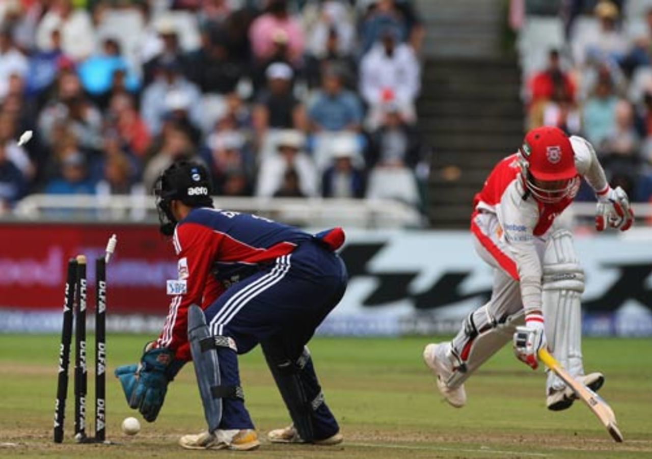 Piyush Chawla is run out by a direct hit, Delhi Daredevils v Kings XI Punjab, IPL, 3rd game, Cape Town, April 19, 2009