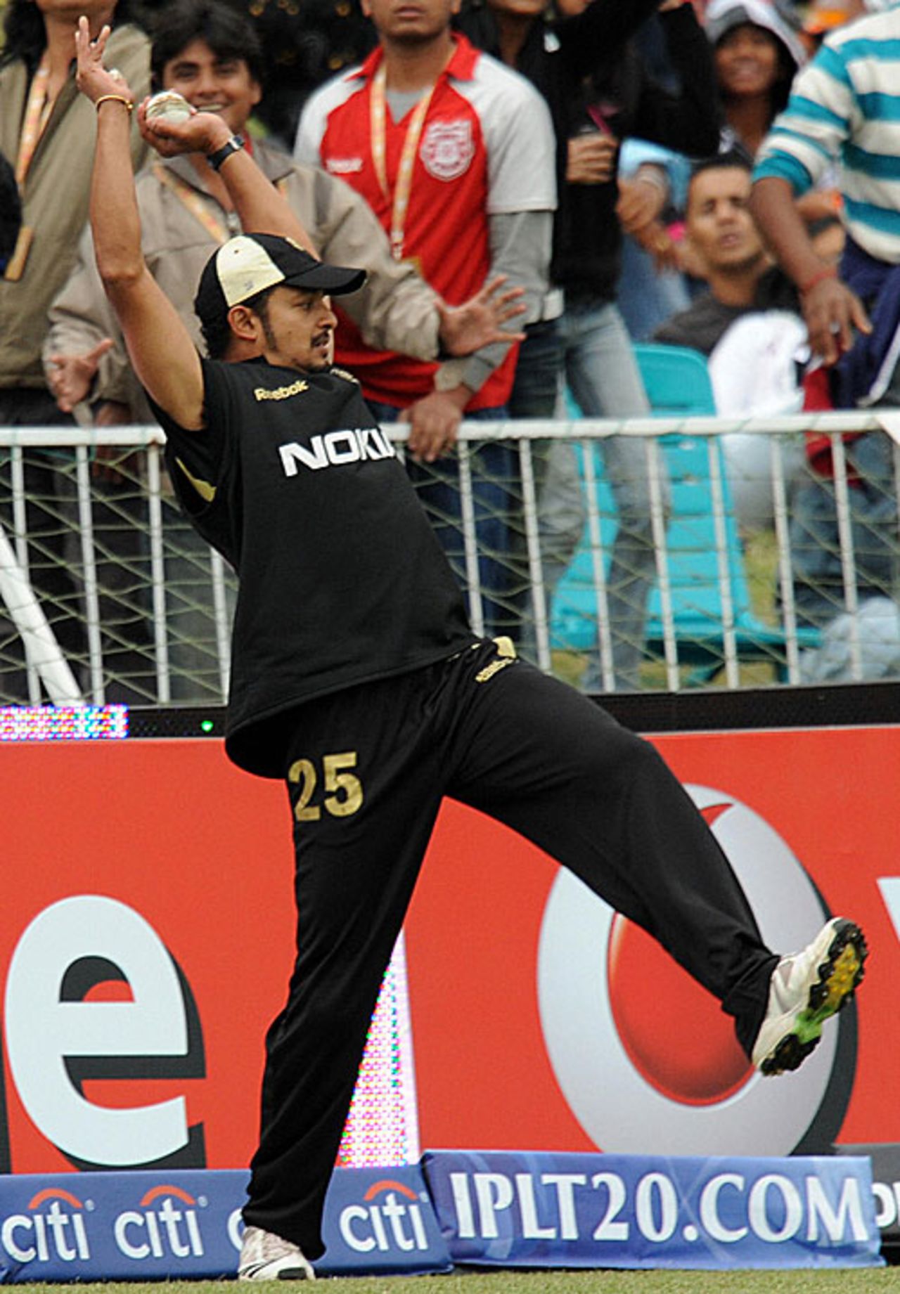 Murali Kartik just manages to hang on to the catch at the boundary edge, Kings XI Punjab v Kolkata Knight Riders, IPL, 6th game, Durban, April 21, 2009