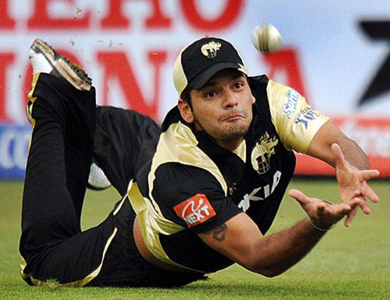 Yashpal Singh tries to pull off a catch just inches off the turf, Kings XI Punjab v Kolkata Knight Riders, IPL, 6th game, Durban, April 21, 2009