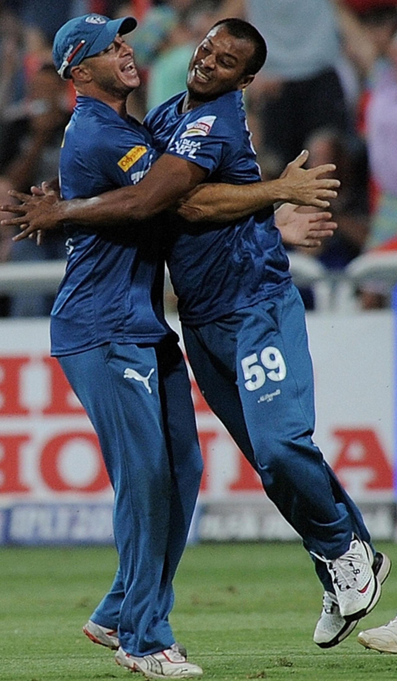 Herschelle Gibbs congratulates Dwaraka Ravi Teja on taking a stunner to dismiss Robin Uthappa, Bangalore Royal Challengers v Deccan Chargers, IPL, 8th game, Cape Town, April 22, 2009