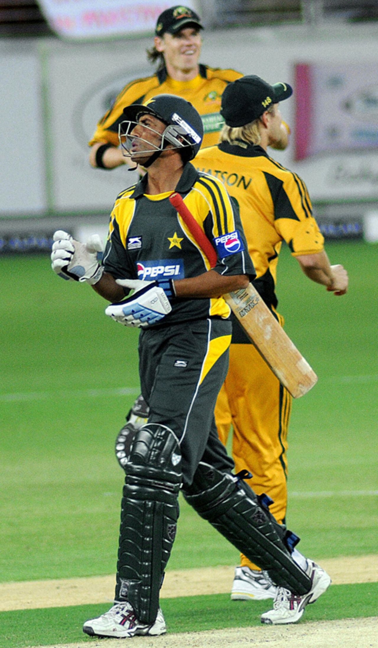 Younis Khan heads back to the pavilion disappointed, Pakistan v Australia, 1st ODI, Dubai, April 22, 2009