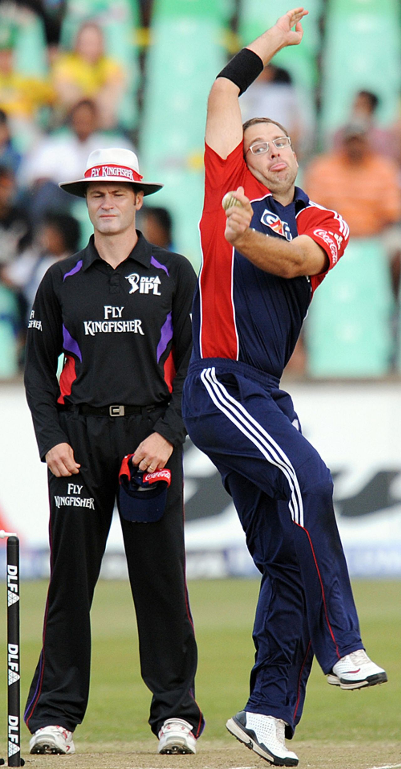 Daniel Vettori in action, Chennai Super Kings v Delhi Daredevils, IPL, 9th match, Durban, April 23, 2009