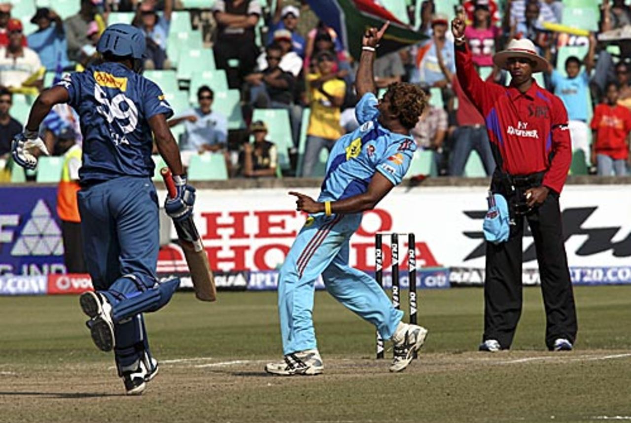 Lasith Malinga celebrates Ravi Teja's wicket, Deccan Chargers v Mumbai Indians, IPL, 12th Match, Durban, April 25, 2009