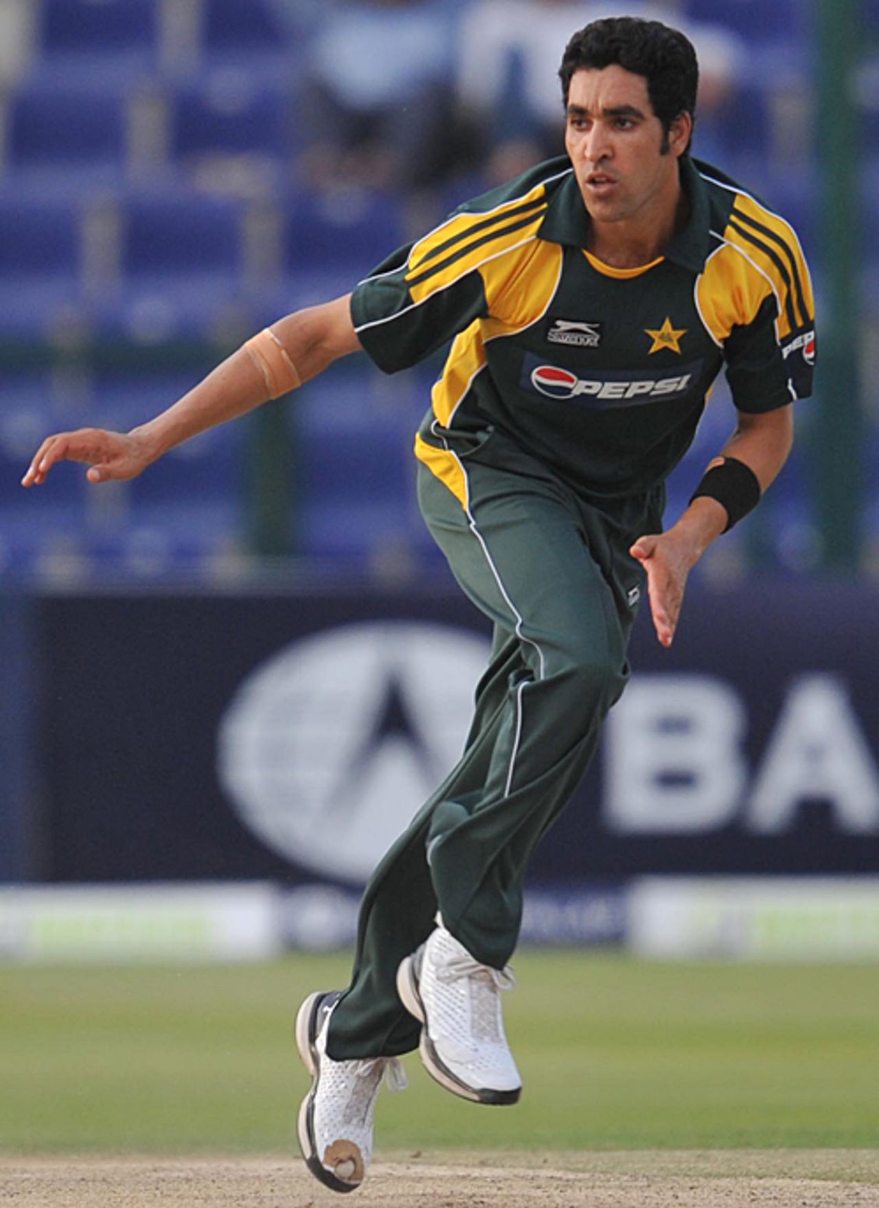 Umar Gul toils hard, Pakistan v Australia, 3rd ODI, Abu Dhabi, April 27, 2009