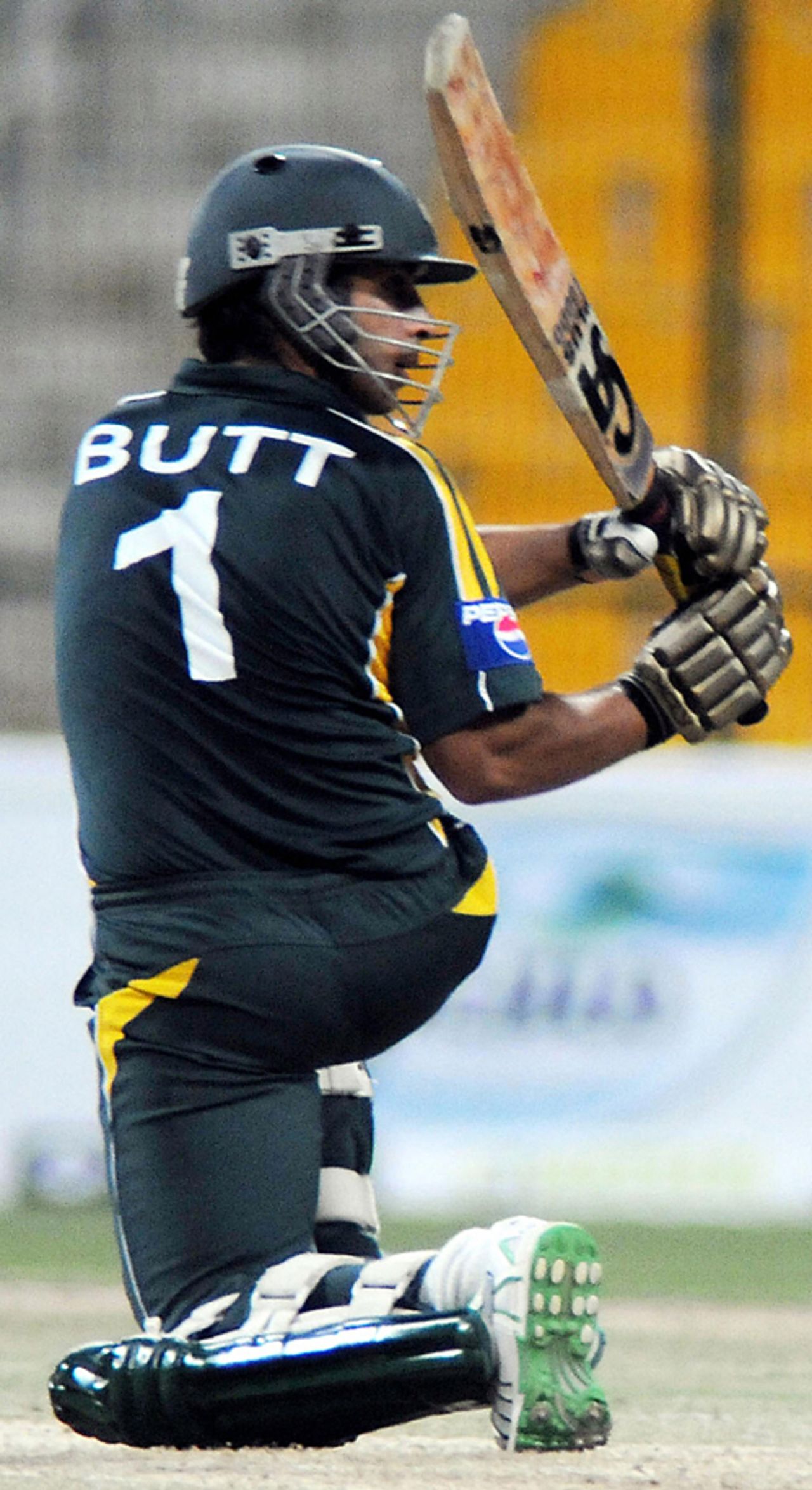 Salman Butt sweeps, Pakistan v Australia, 3rd ODI, Abu Dhabi, April 27, 2009