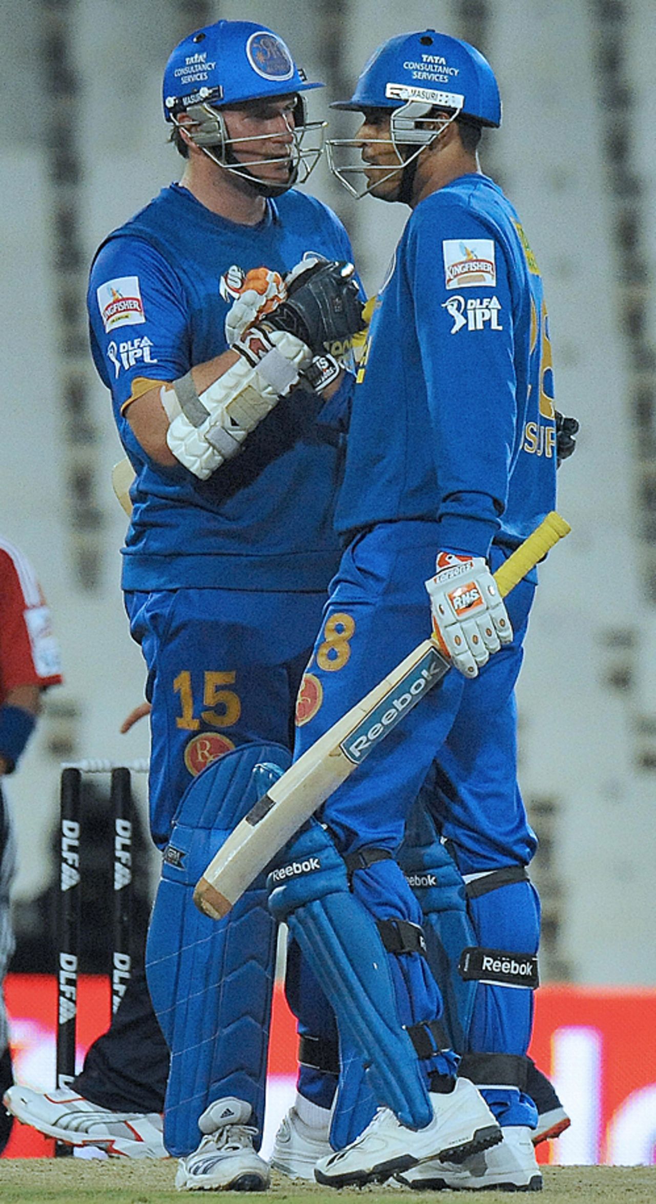 Graeme Smith and Yusuf Pathan strategise during the chase, Delhi Daredevils v Rajasthan Royals, IPL, 18th match, Centurion, April 28, 2009