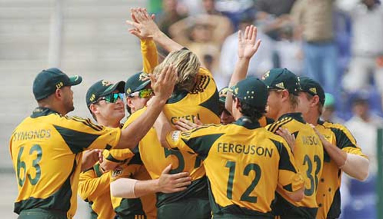 High fives all around after Nathan Bracken strikes, Pakistan v Australia, 4th ODI, Abu Dhabi, May 1, 2009