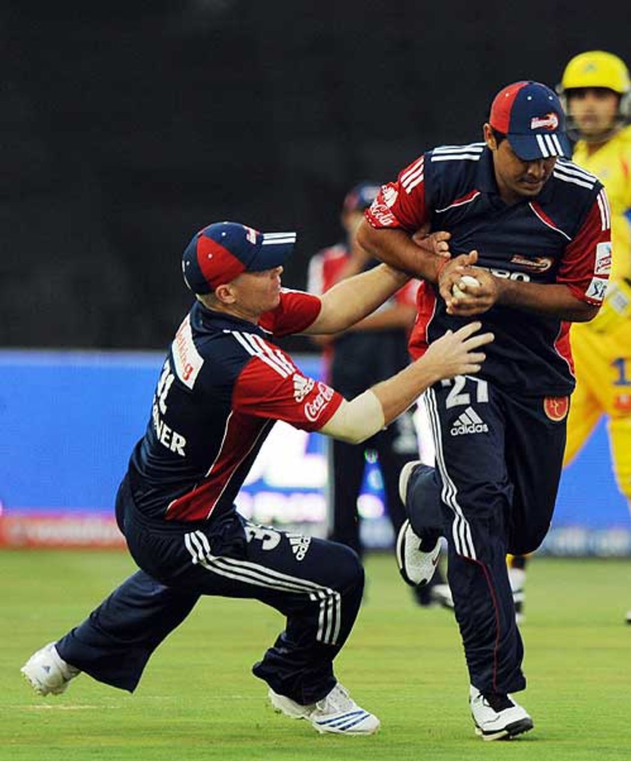 David Warner and Rajat Bhatia collide for a catch, Chennai Super Kings v Delhi Daredevils, IPL, 26th match, Johannesburg, May 2, 2009
