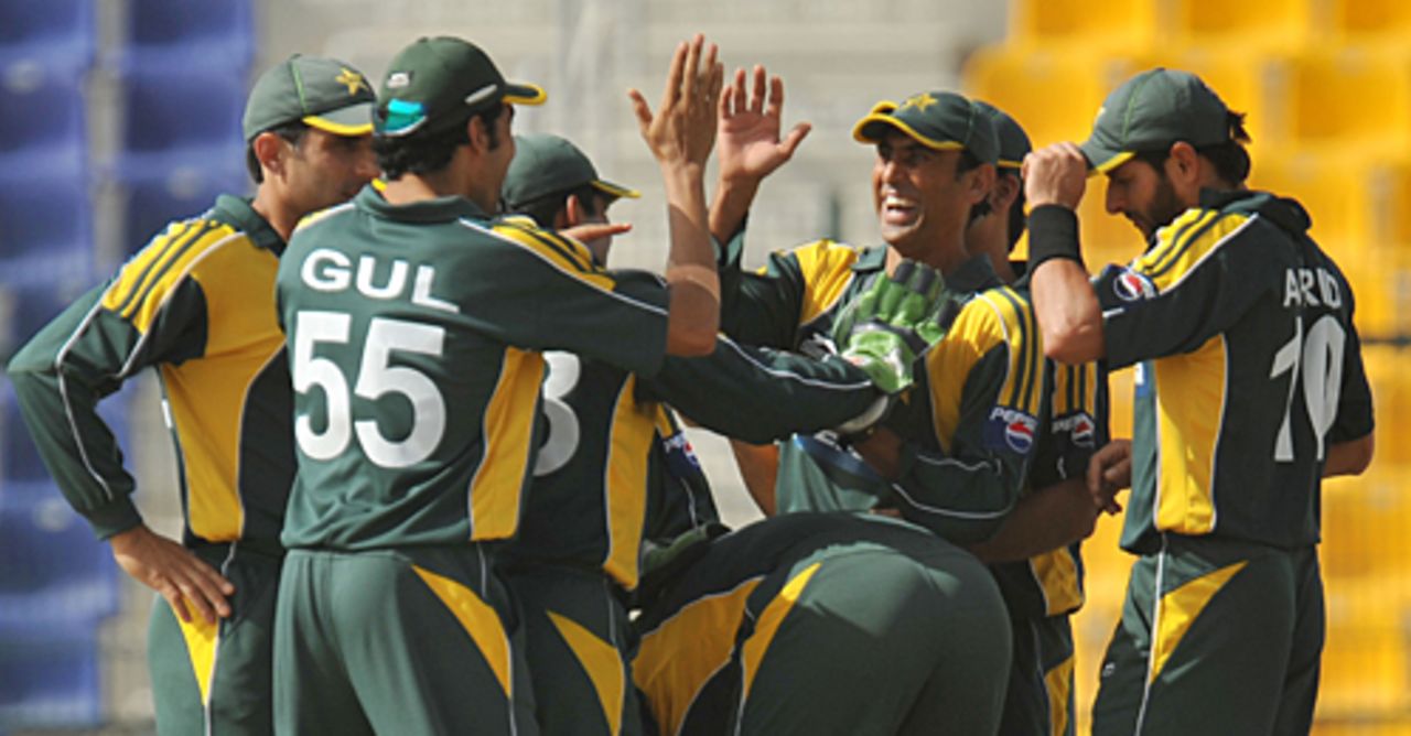 Younis Khan is congratulated by team-mates after taking Brad Haddin's catch, Pakistan v Australia, 5th ODI, Abu Dhabi, May 3, 2009