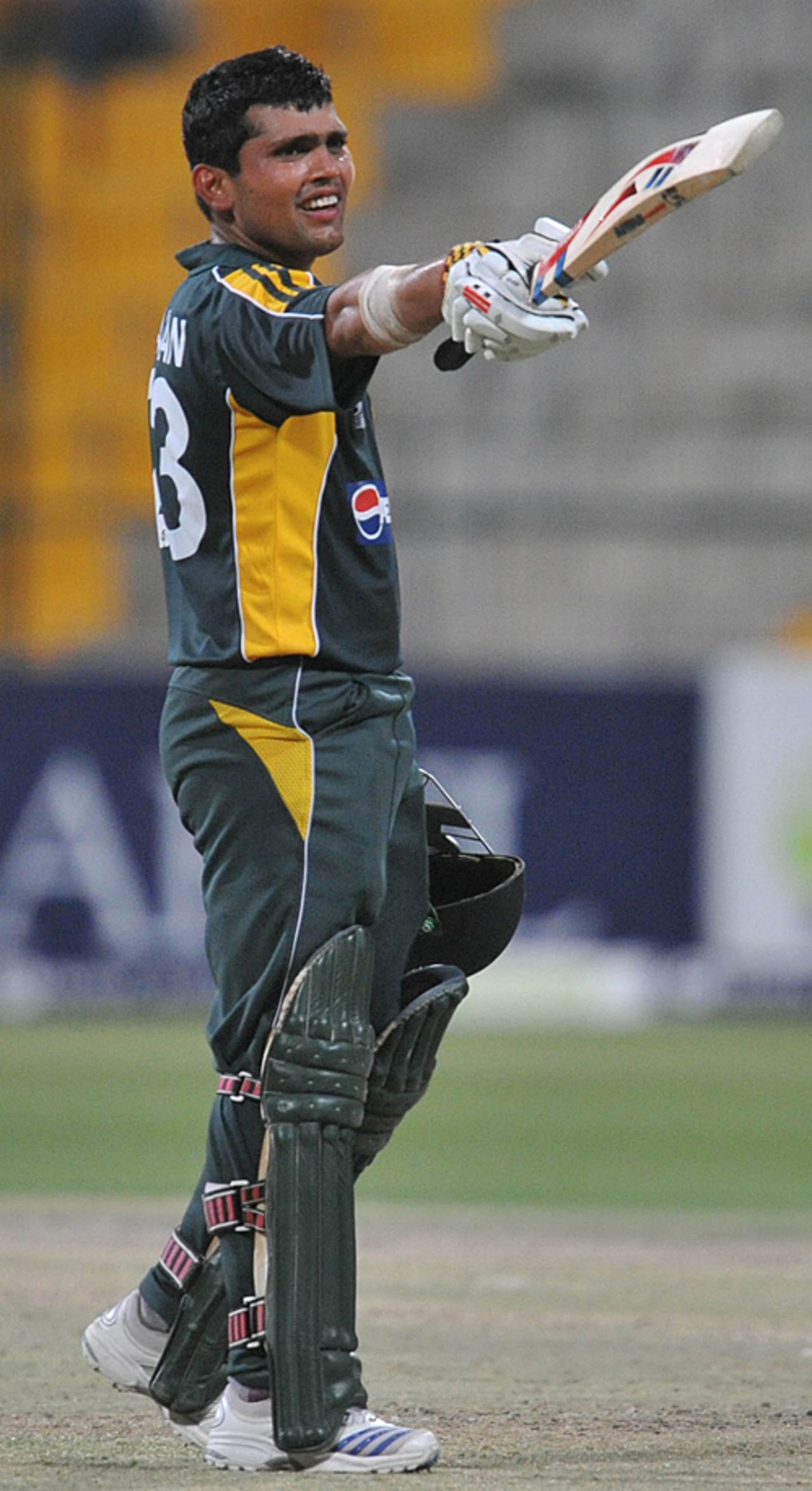 Kamran Akmal brings up his hundred, Pakistan v Australia, 5th ODI, Abu Dhabi, May 3, 2009
