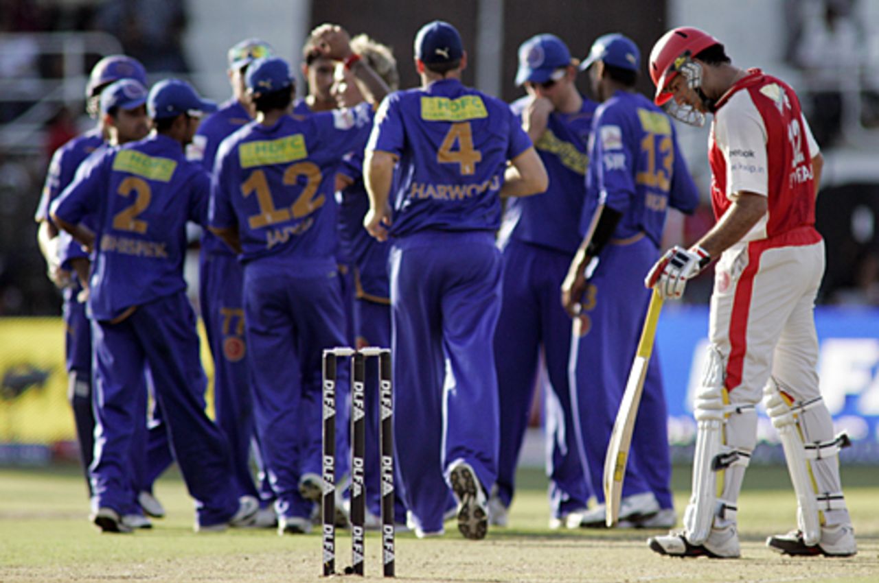 Yuvraj Singh is stranded as Kings XI Punjab lose another wicket, Kings XI Punjab v Rajasthan Royals, 30th match, IPL, Durban, May 5, 2009