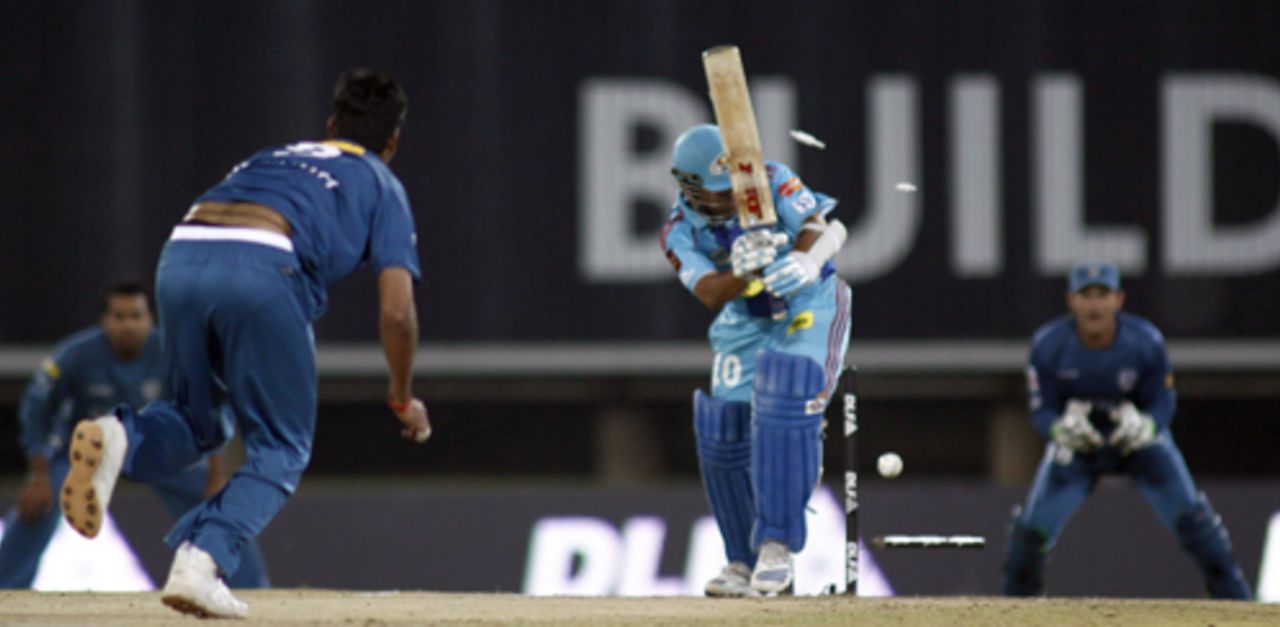 RP Singh bowls Sachin Tendulkar, Deccan Chargers v Mumbai Indians, IPL, 32nd match, Centurion, May 6, 2009