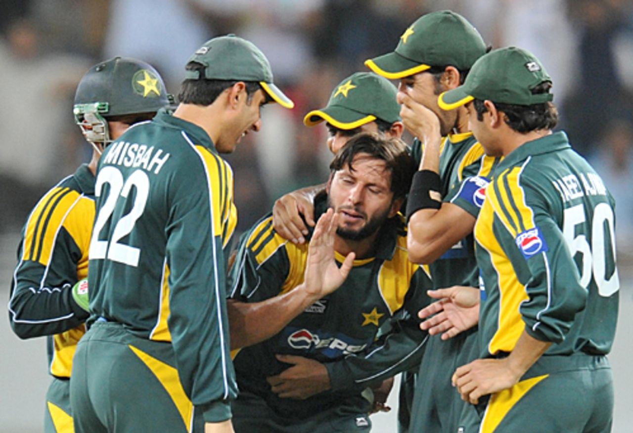 Team-mates gather around Shahid Afridi after he gets another wicket, Pakistan v Australia, only Twenty20 international, Dubai, May 7, 2009