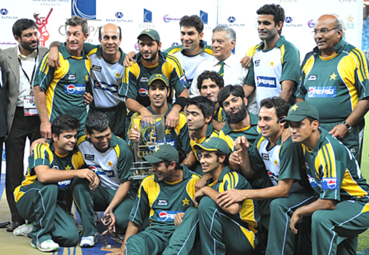 The victorious Pakistan team pose with the trophy, Pakistan v Australia, only Twenty20 international, Dubai, May 7, 2009