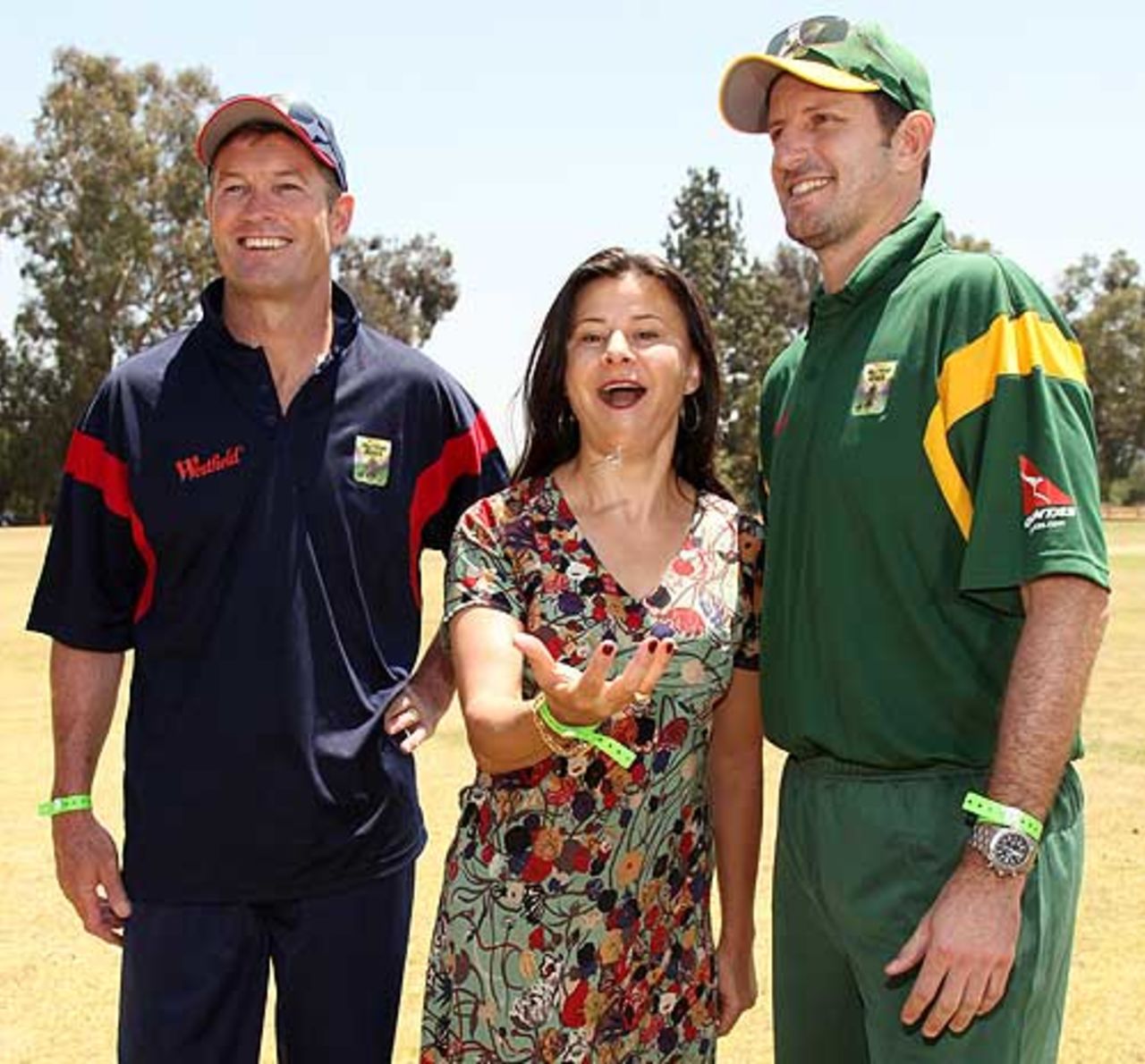 Graeme Hick and Michael Kasprowicz with Hollywood actress Tracey Ullman at the Westfield Hollywood Ashes match, Van Nuys, California, May 9, 2009