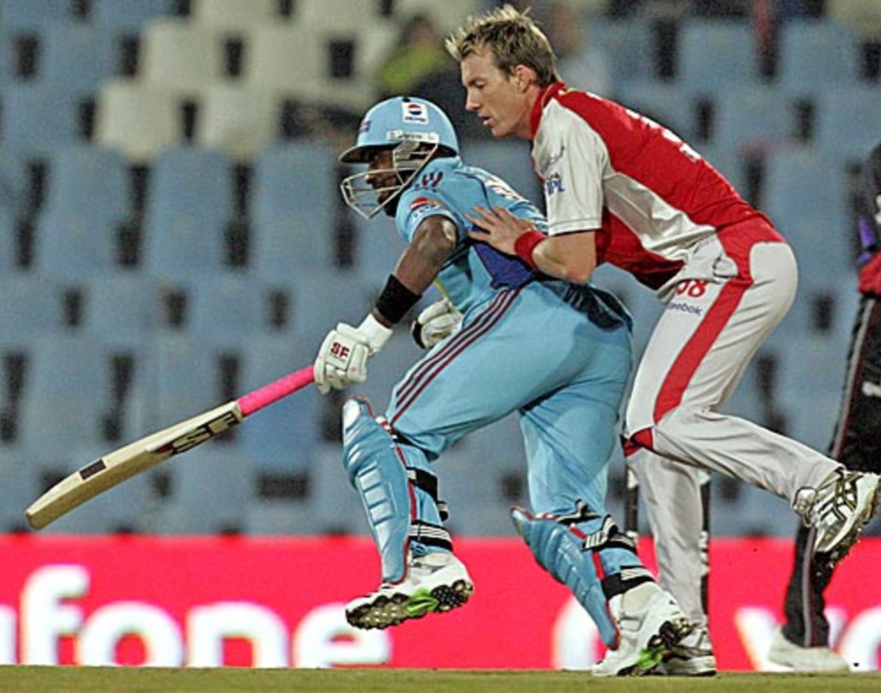 Brett Lee runs into Dwayne Bravo, Kings XI Punjab v Mumbai Indians, IPL, Centurion, May 12, 2009