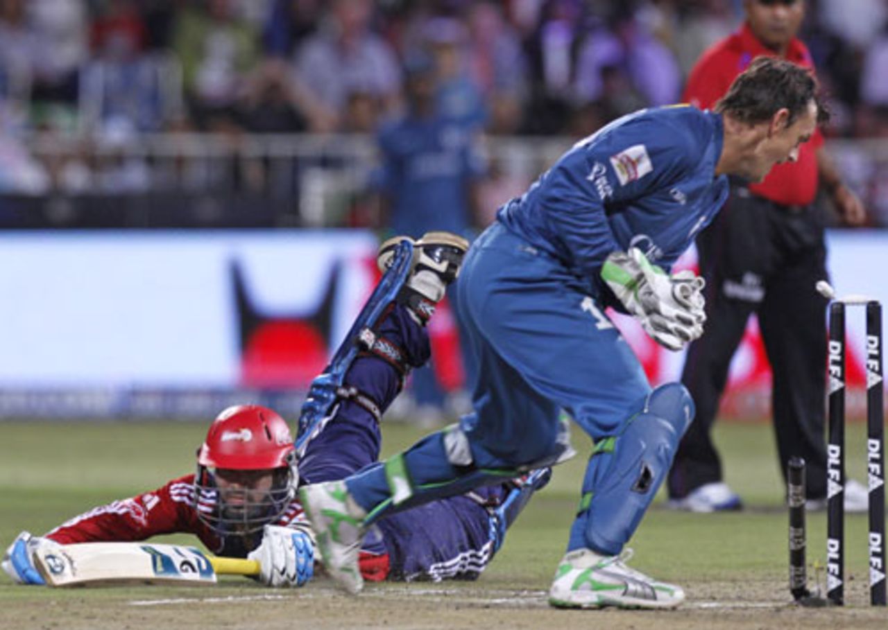 Dinesh Karthik has to dive to make his ground as Adam Gilchrist whips off the bails, Deccan Chargers v Delhi Daredevils, IPL, Durban, May 13, 2009