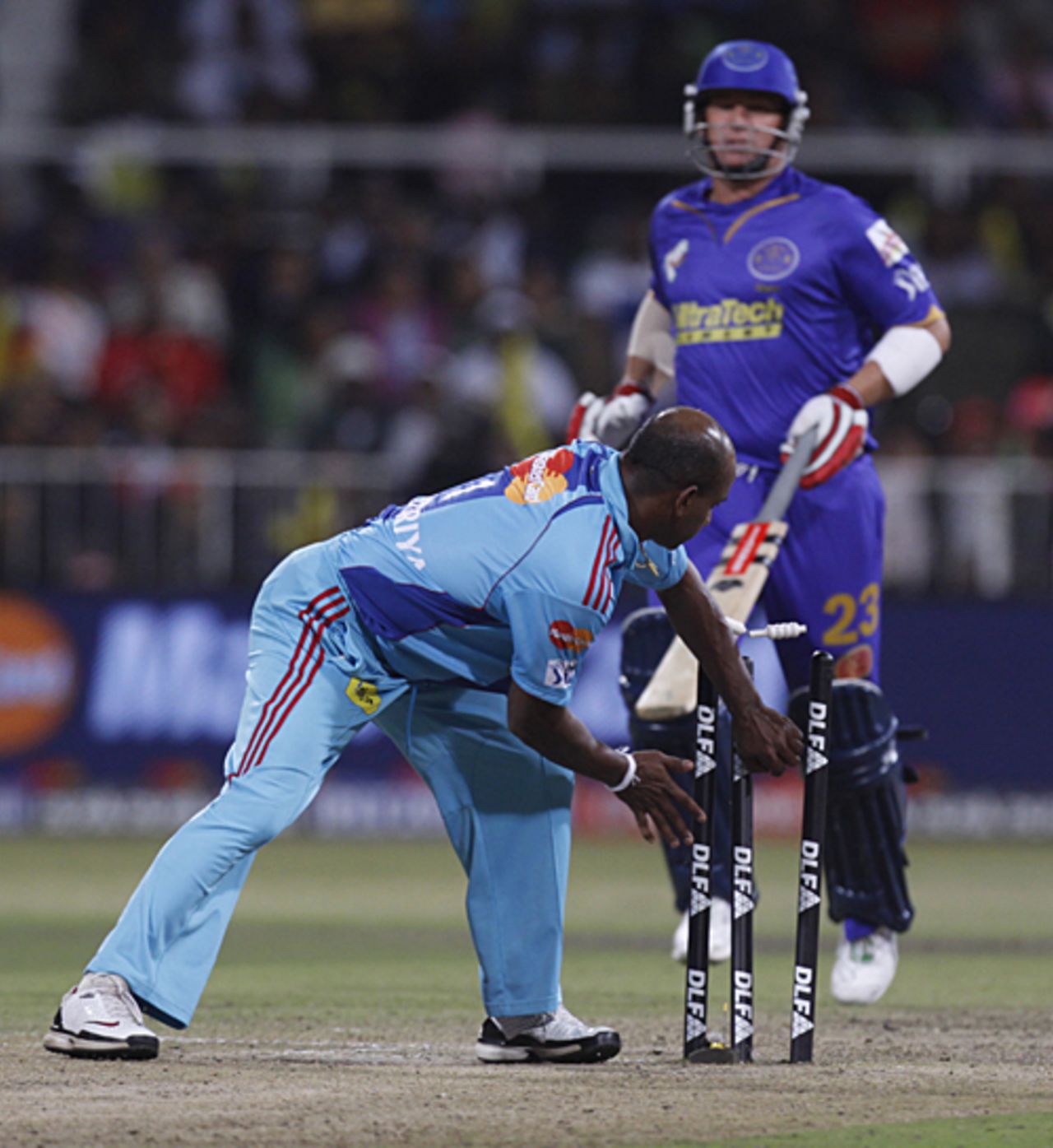Sanath Jayasuriya runs out Shane Warne, Mumbai Indians v Rajasthan Royals, 45th match, IPL, Durban, May 14, 2009