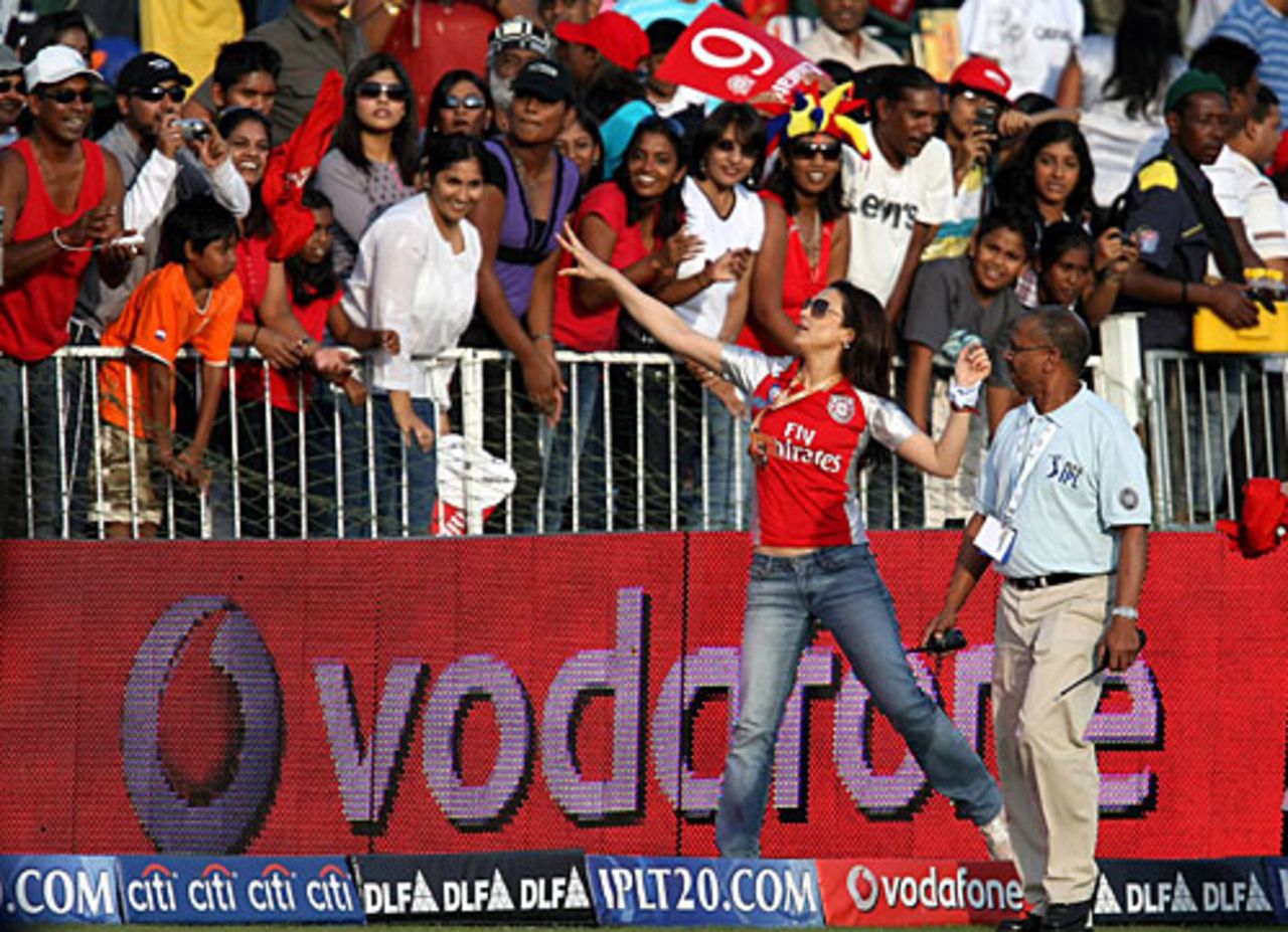 Preity Zinta gets the crowd behind her team, Kings XI Punjab v Royal Bangalore Challengers, IPL, 24th match, Durban, May 1, 2009