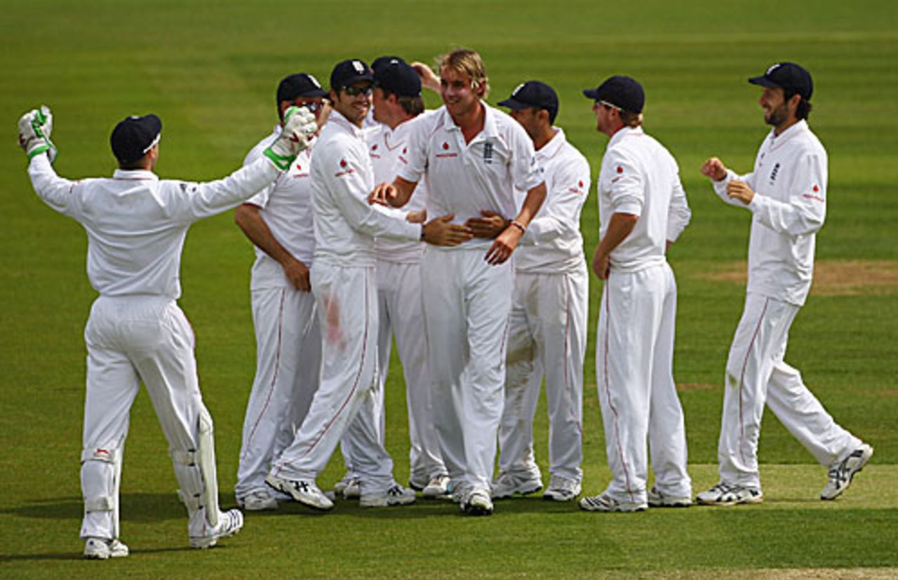 Stuart Broad is the center of attention after the fall of Shivnarine Chanderpaul, England v West Indies, 2nd Test, Chester-le-Street, 4th day, May 17, 2009
