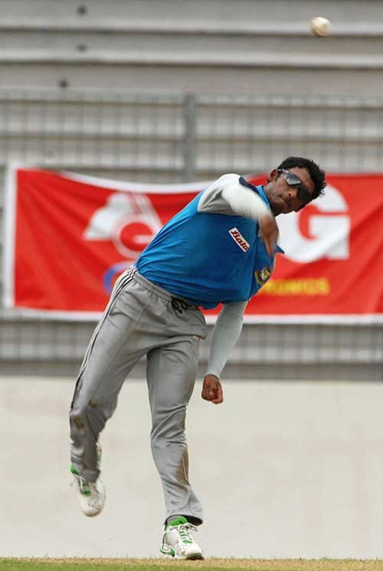 Naeem Islam bowls against the MCA XI, Bangladesh v Maharashtra Cricket Association XI, second Twenty20, Mirpur, May 18, 2009