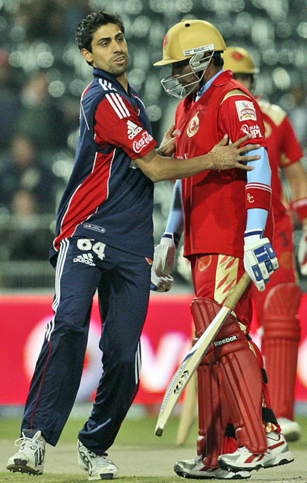 Ashish Nehra gets out of Robin Uthappa's way, Royal Challengers Bangalore v Delhi Daredevils, IPL, 52nd match, Johannesburg, May 19, 2009