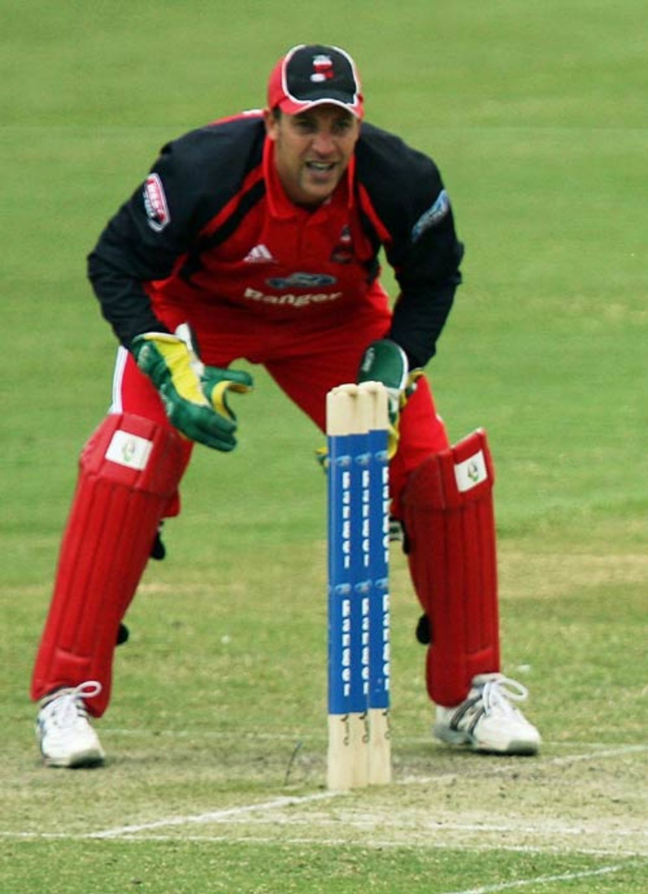 Graham Manou waits for a return from the outfield, South Australia v New South Wales, FR Cup, Adelaide, November 7, 2007