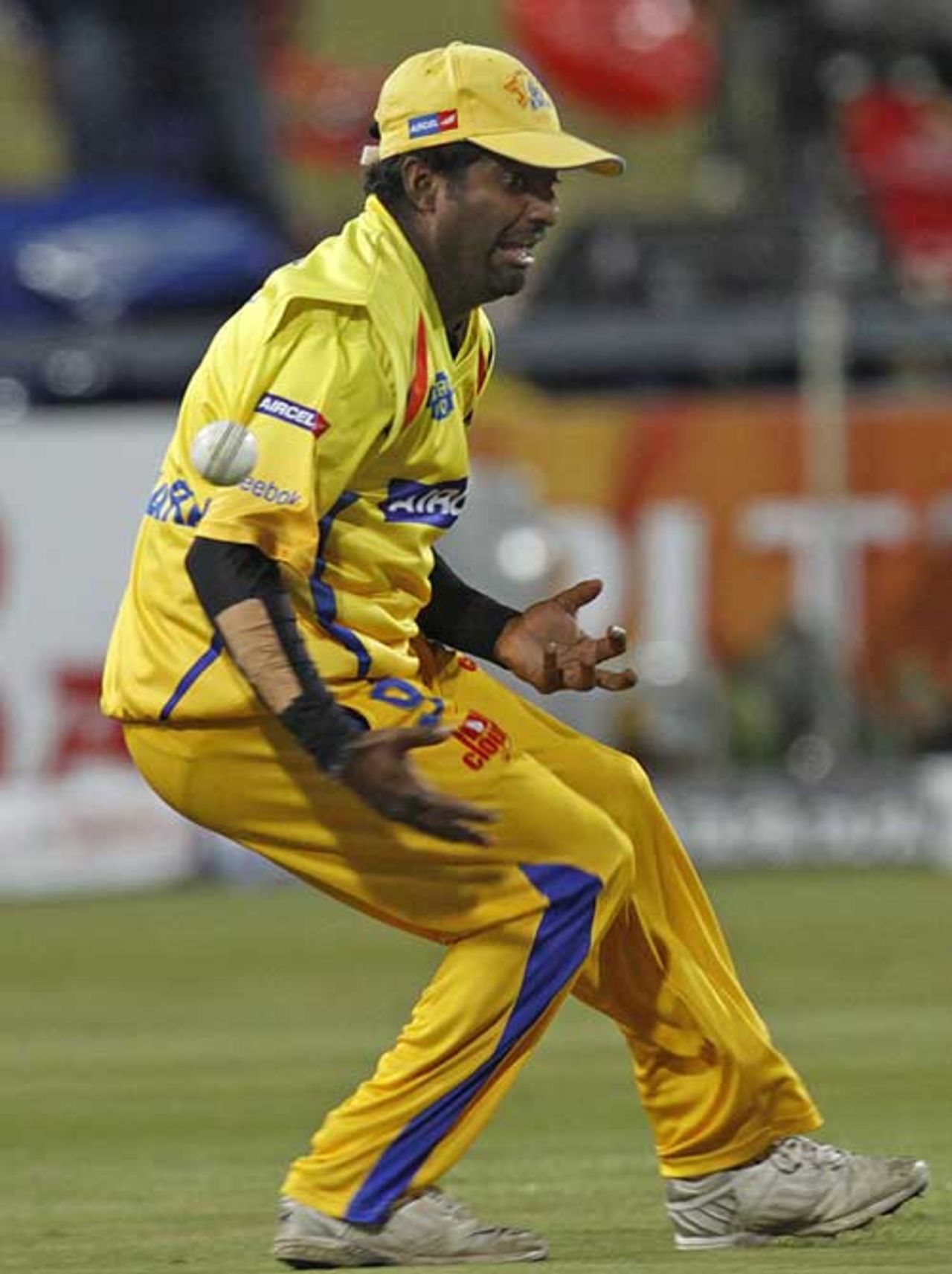 Muttiah Muralitharan spills a catch, Bangalore Royal Challengers v Chennai Super Kings, IPL, second semi-final, Johannesburg, May 23, 2009