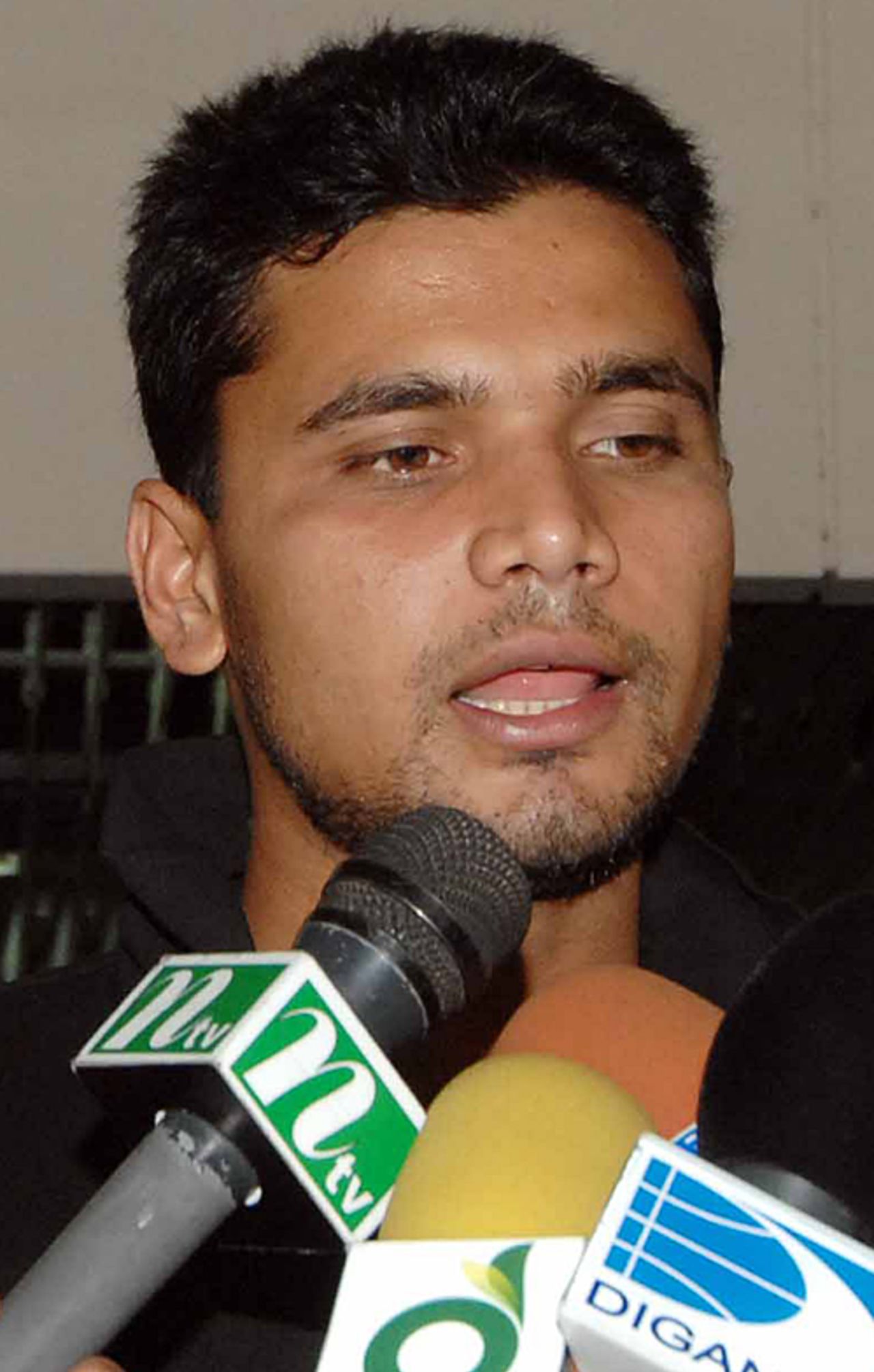 Mashrafe Mortaza addresses the media , Dhaka, May 24, 2009