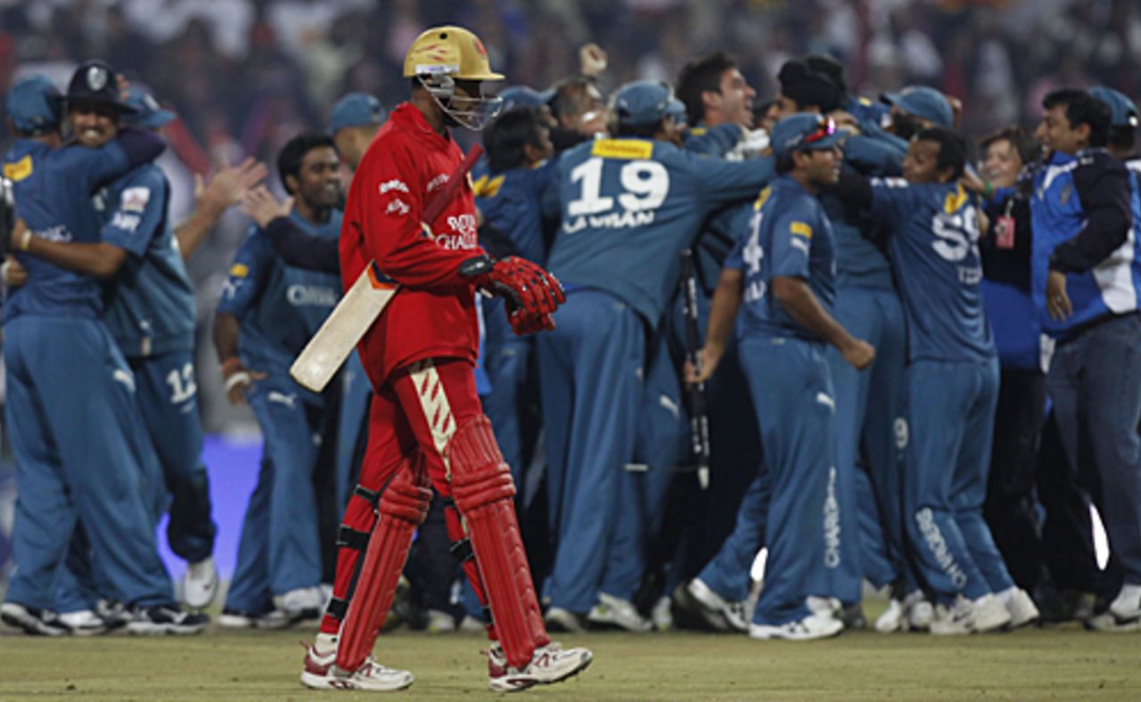 Anil Kumble walks off disappointed as Deccan Chargers celebrate in the background, Royal Challengers Bangalore v Deccan Chargers, IPL, final, Johannesburg, May 24, 2009
