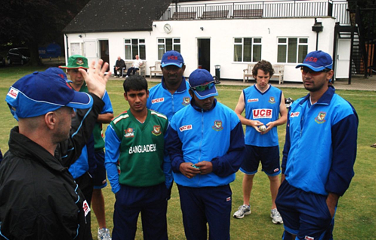 Jamie Siddons and the Bangladesh players during a team talk near Oxford, Ashton Rowant Cricket Club Ground, May 25, 2009