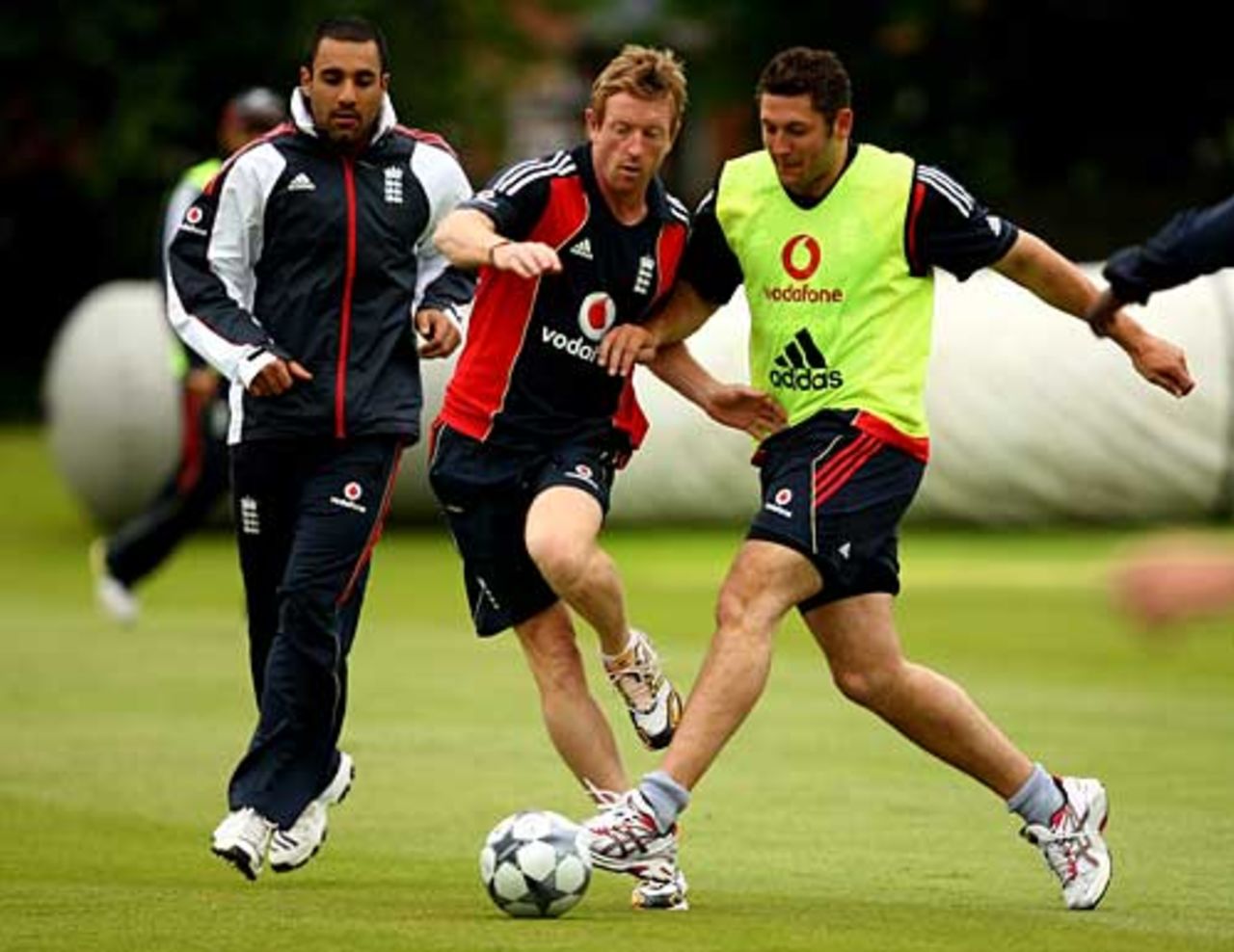 Ravi Bopara, Paul Collingwood and Tim Bresnan all race for the ball, Edgbaston, May 25, 2009