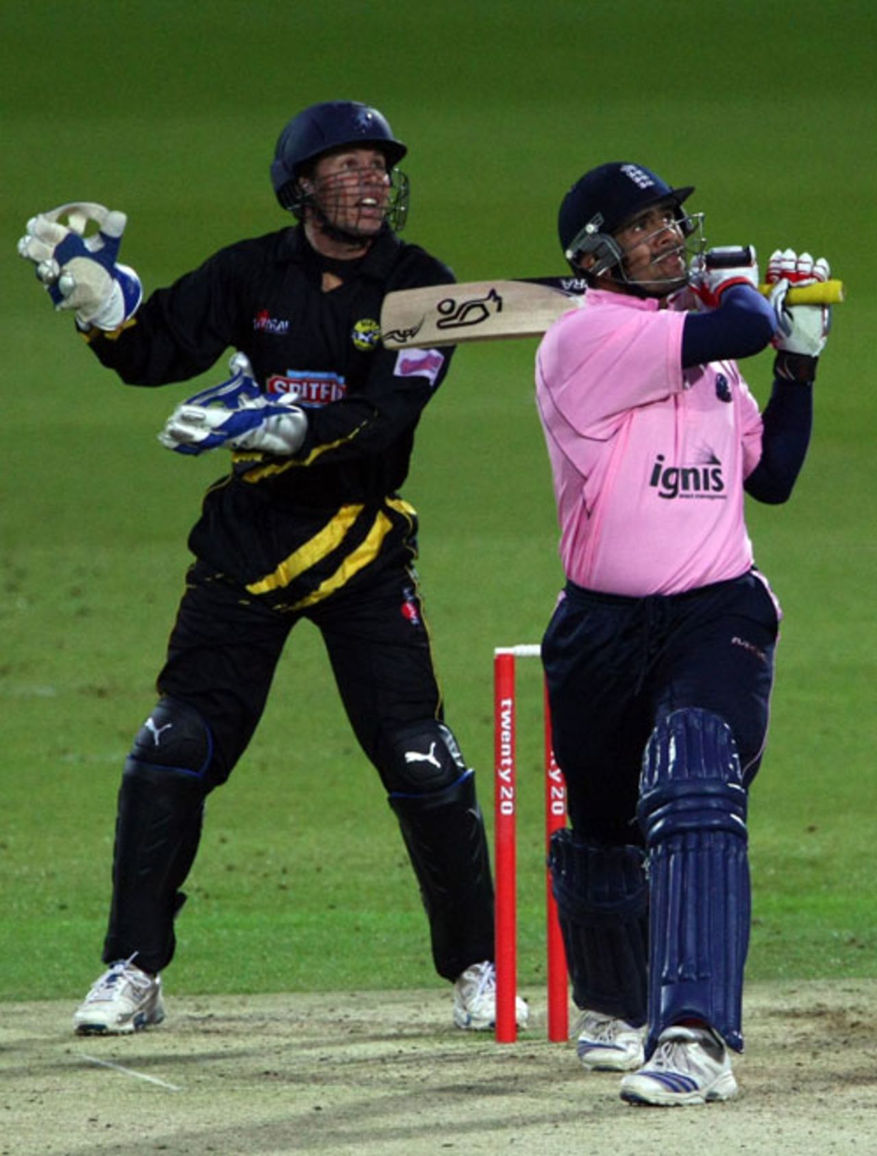 Owais Shah thumps a six as Lord's' new floodlights make their debut, Middlesex v Kent, Twenty20 Cup, Lord's, May 27, 2009