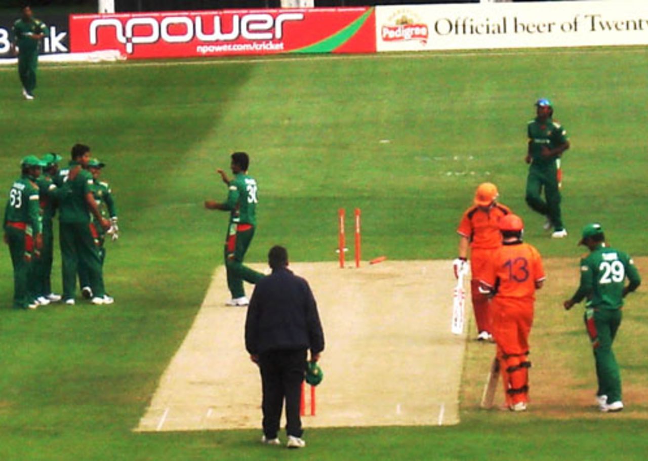 Masrafe Mortaza is congratulated after he bowled Holland opener Alexei Kervezee, Bangladesh v Netherlands, ICC World Twenty20 warm-up match, Canterbury, May 28, 2009