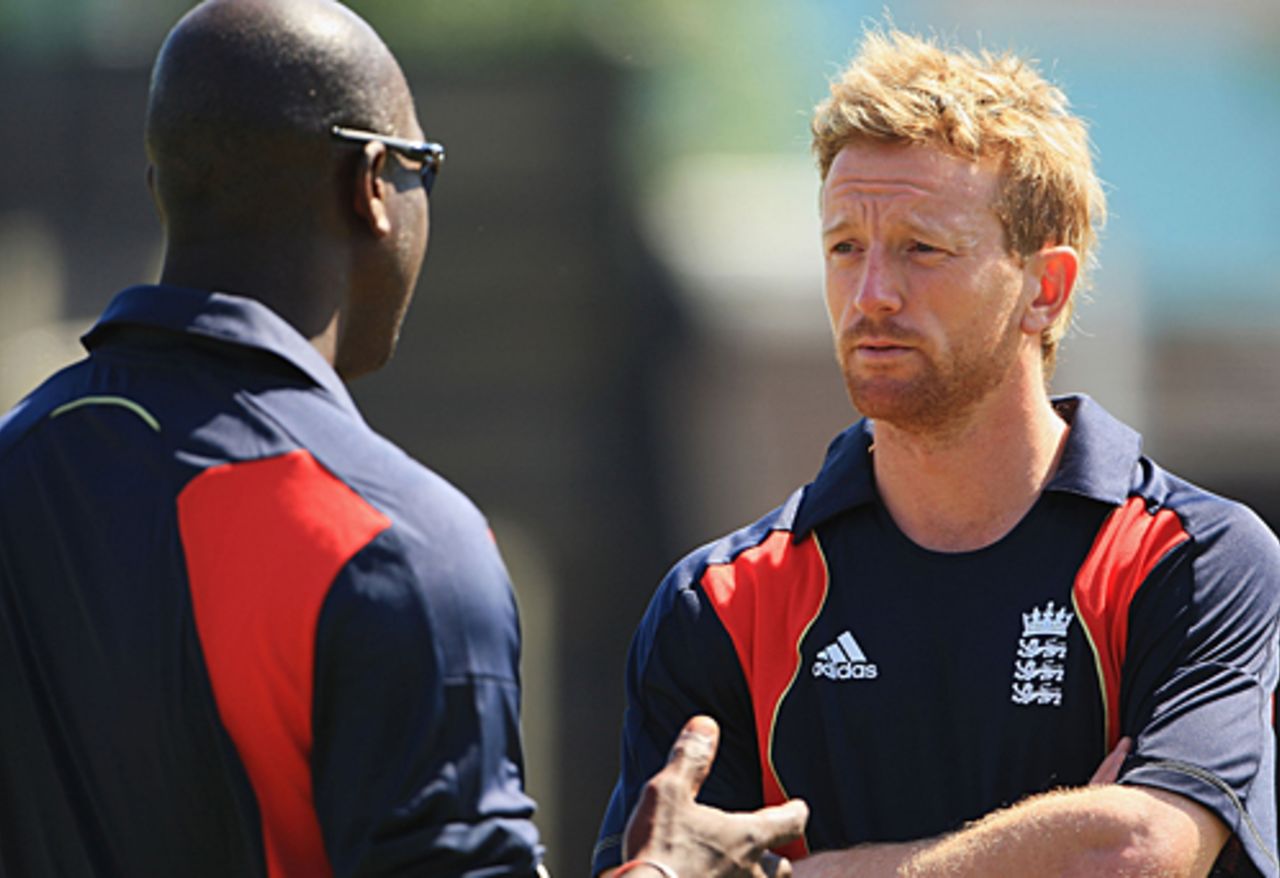 Ottis Gibson has a word with Paul Collingwood, Loughborough, May 31, 2009