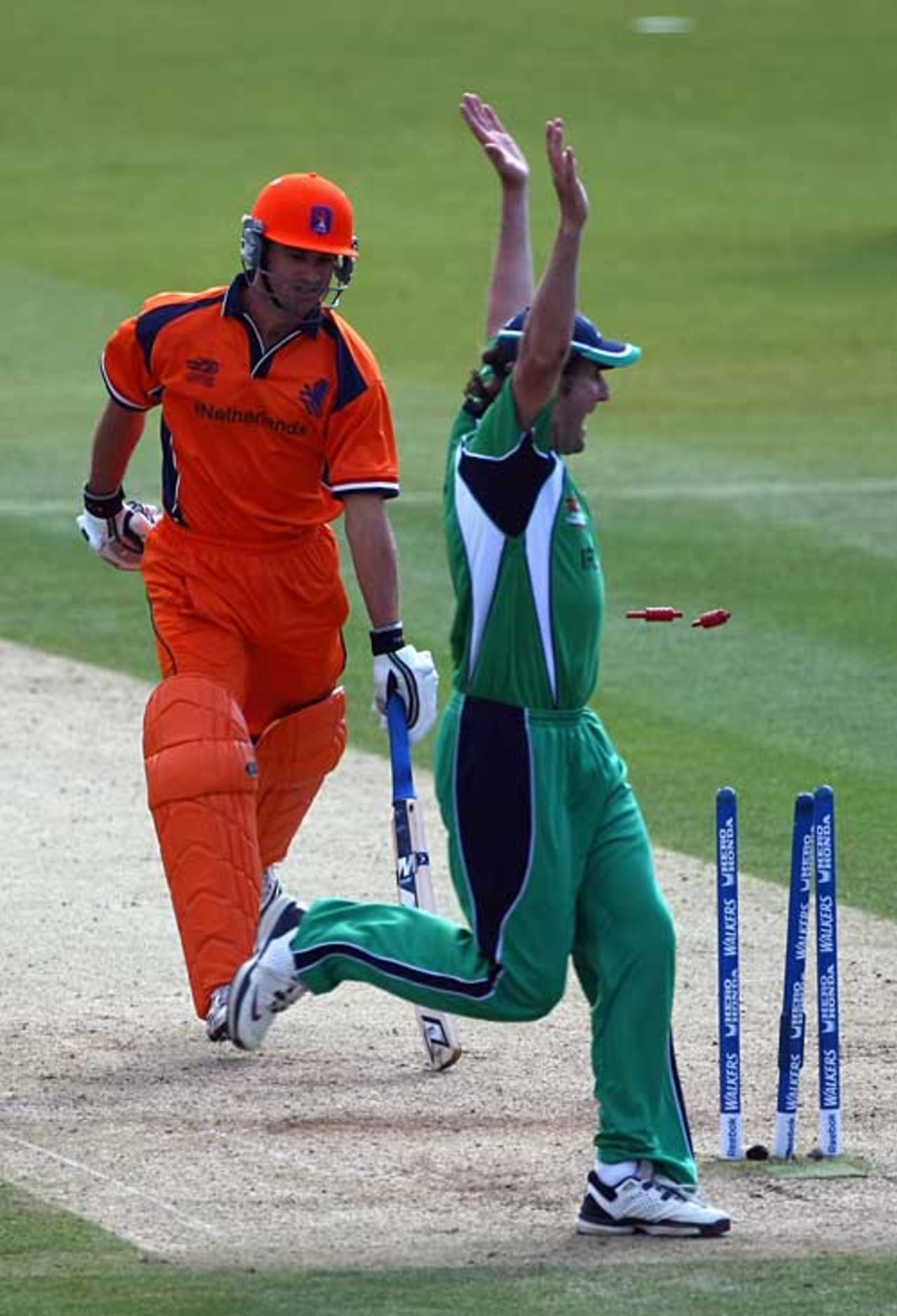 Ryan ten Doeschate is run out during the Super Over, Ireland v Netherlands, ICC World Twenty20 warm-up match, Lord's, June 1, 2009