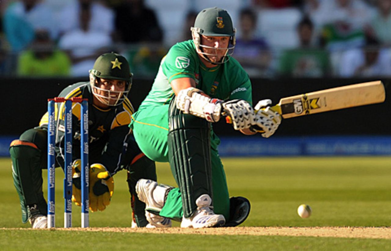 Graeme Smith goes on the sweep, South Africa v Pakistan, ICC World Twenty20, Trent Bridge, June 1, 2009