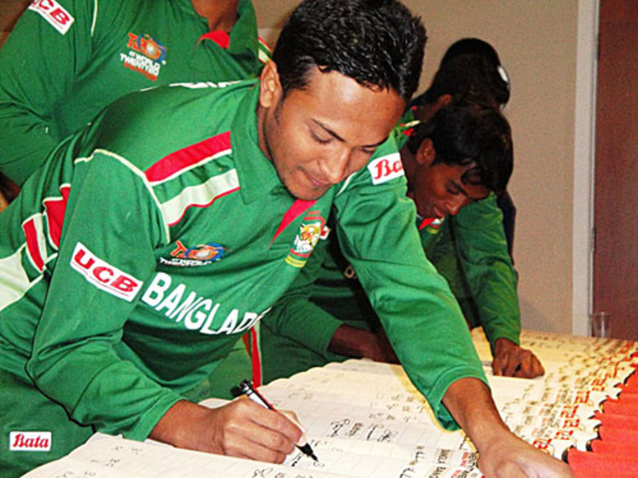 Shakib Al Hasan at a bat signing ceremony, Nottingham, June 3, 2009